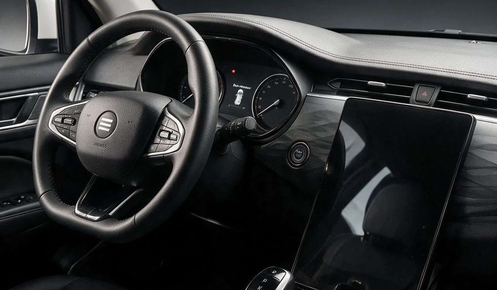 Interior de um carro moderno com volante multifuncional de couro preto, painel digital com velocímetro e tela multimídia vertical escura. Detalhes em cinza e preto texturizado no painel, botão de partida e alavanca de câmbio automática.