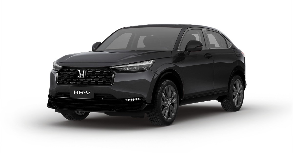 SUV Honda HR-V preto, visto de frente e levemente de lado, com grade frontal escura e faróis afilados, sobre fundo branco