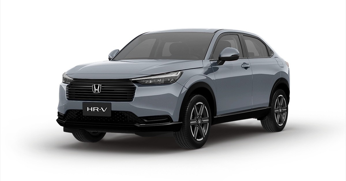 SUV Honda HR-V cinza-azulado, visto de frente e levemente de lado, com grade frontal preta e faróis afilados, sobre fundo branco