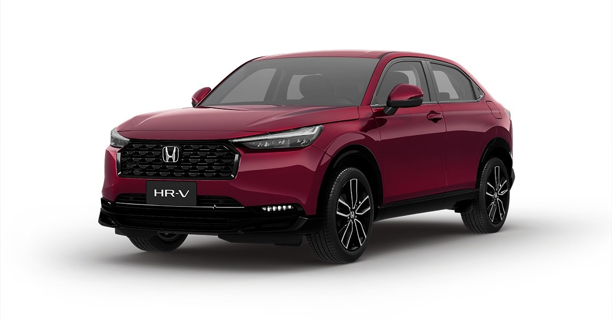 SUV Honda HR-V vermelho escuro, visto de frente e levemente de lado, com grade frontal preta, faróis afilados e rodas pretas com detalhes prateados, em fundo branco