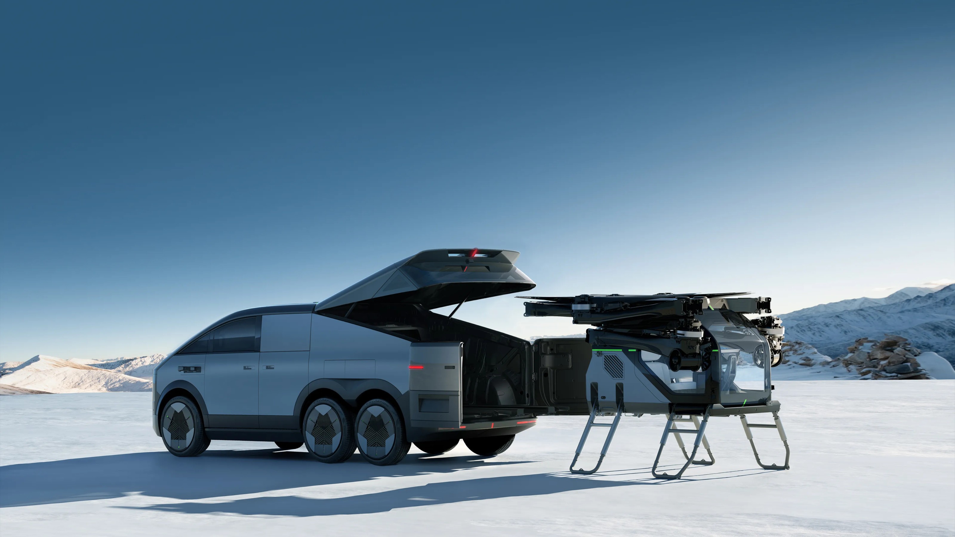 Veículo futurista cinza com seis rodas e porta-malas aberto, ao lado de um drone grande com hélices dobradas, em paisagem nevada com montanhas ao fundo sob céu azul
