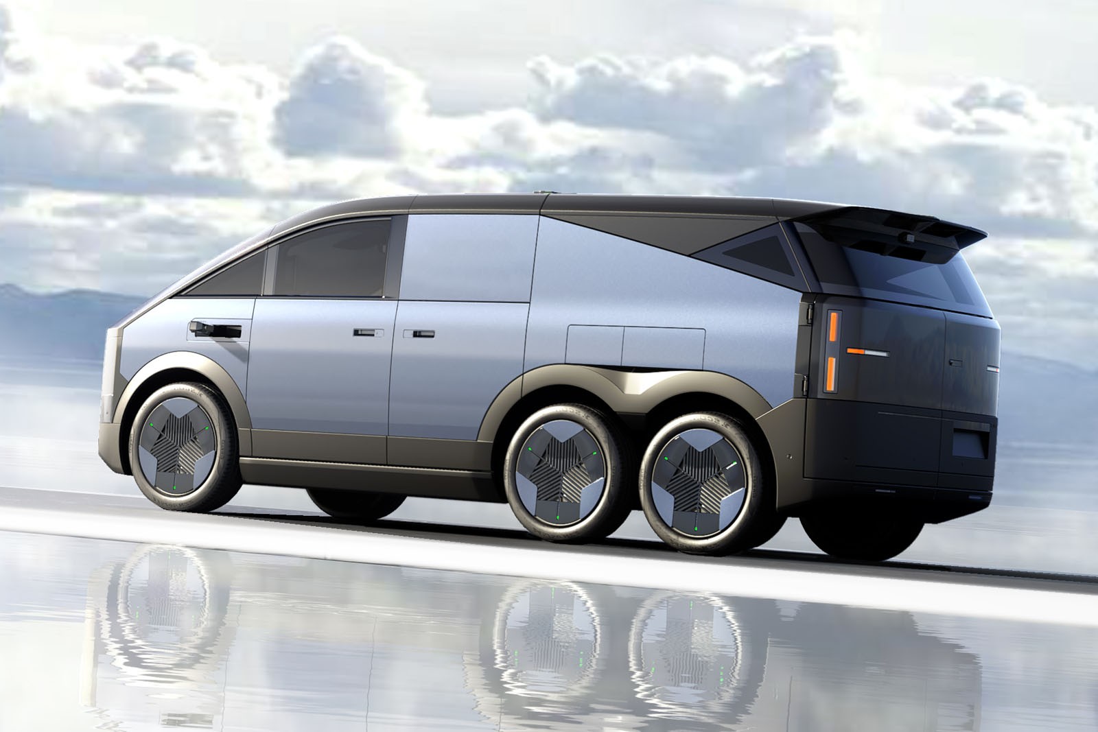 Veículo futurista cinza-claro com teto preto, seis rodas com calotas geométricas, parado em superfície espelhada sob céu nublado