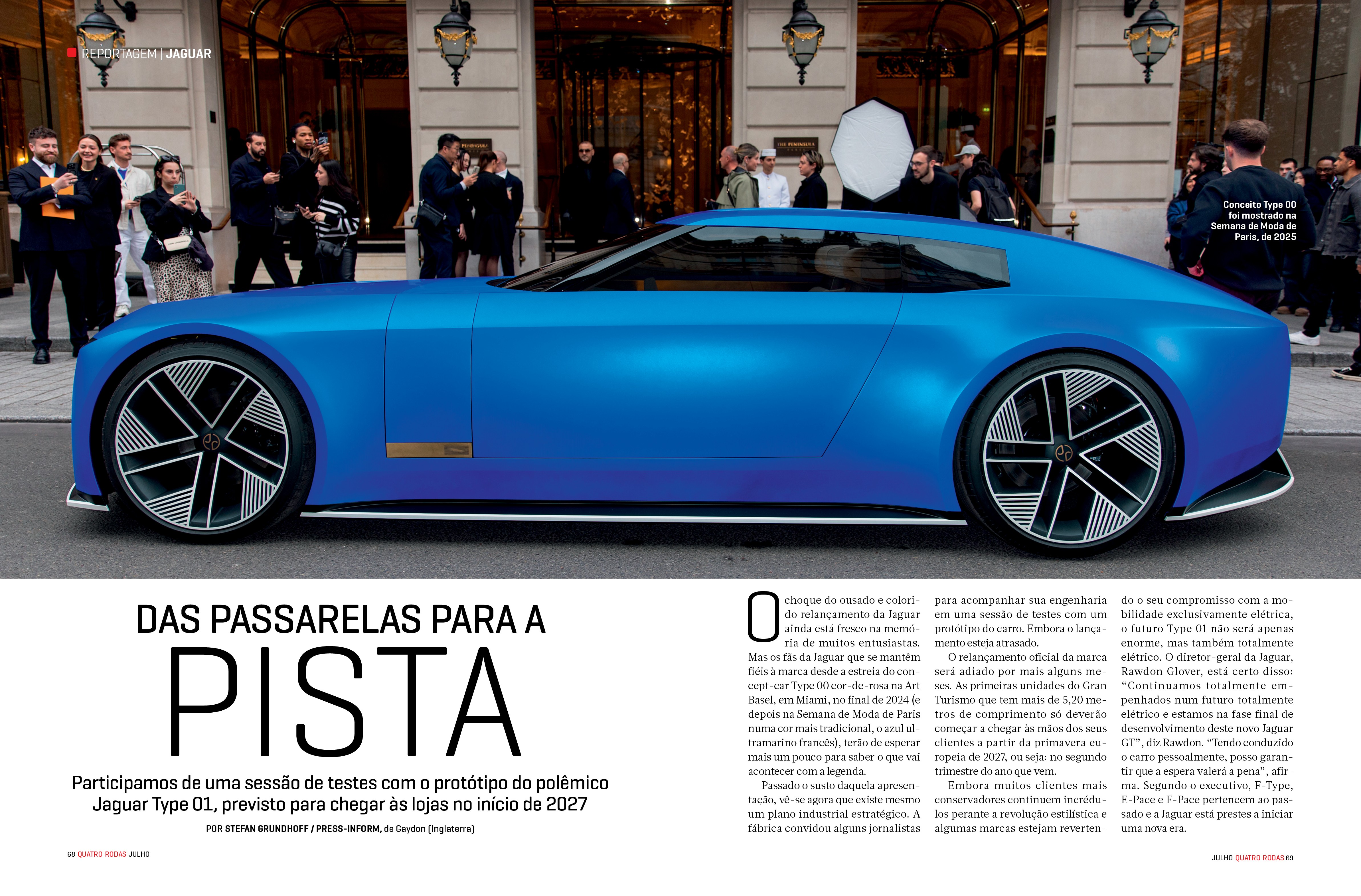 Carro esportivo azul metálico, protótipo Jaguar Type 01, estacionado em frente a um prédio clássico com pessoas ao redor, algumas fotografando. O veículo tem rodas grandes com design geométrico em preto e prata. O título DAS PASSARELAS PARA A PISTA e texto sobre testes do protótipo estão abaixo