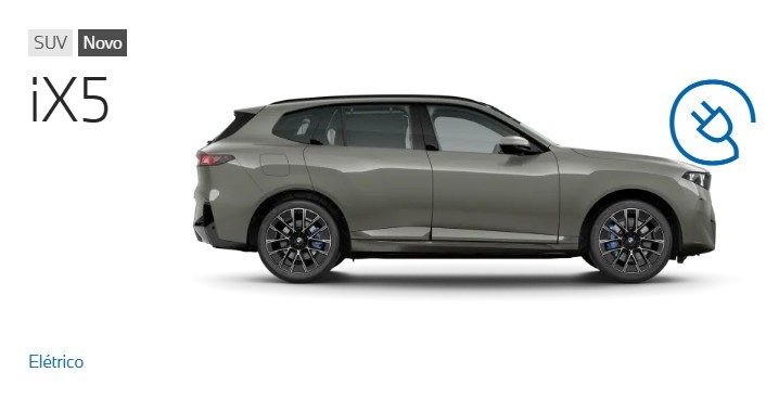 SUV BMW iX5 elétrico, cinza-chumbo, visto de lado em fundo branco, com ícone de tomada elétrica azul no canto superior direito e textos SUV Novo, iX5 e Elétrico