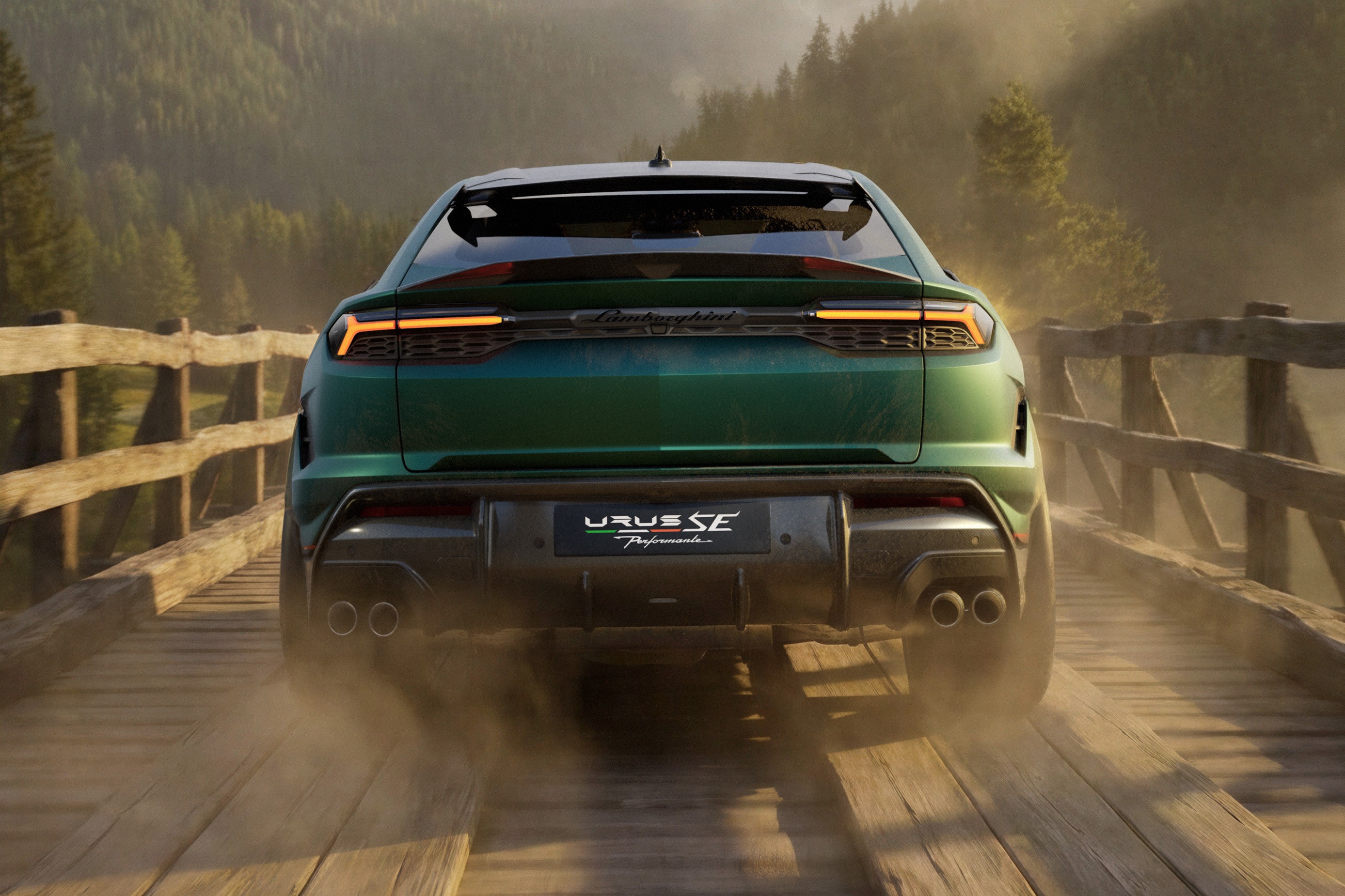 Traseira de um Lamborghini Urus SE verde escuro, com lanternas acesas, levantando poeira ao atravessar uma ponte de madeira rústica. Ao fundo, montanhas arborizadas sob um céu claro