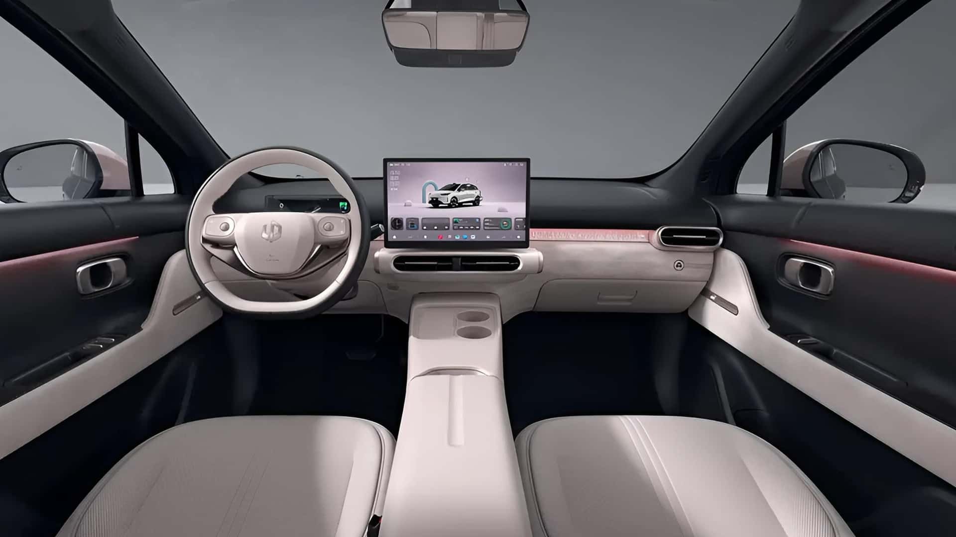 Interior de um carro moderno com volante branco, painel claro e uma tela central exibindo um veículo branco. Bancos dianteiros claros e detalhes em iluminação ambiente avermelhada nas portas.