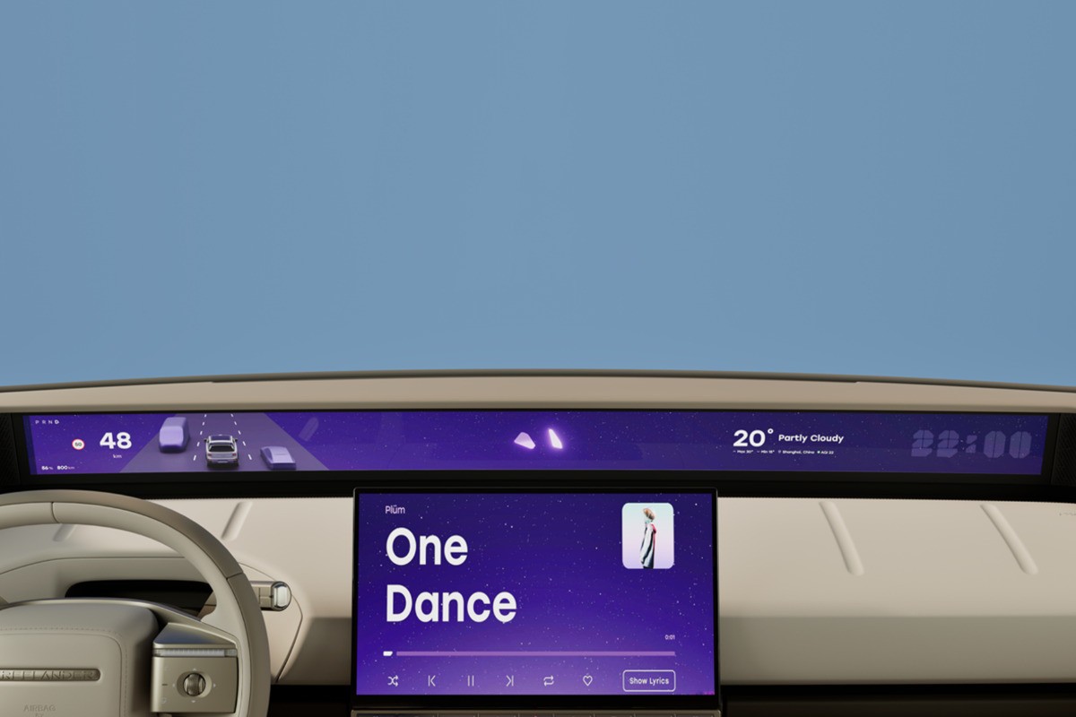 Painel de carro futurista com volante branco e telas digitais. A tela superior exibe 48 km/h, carros na estrada, temperatura de 20 graus, parcialmente nublado e 22:00. A tela central mostra a música One Dance em fundo roxo estrelado
