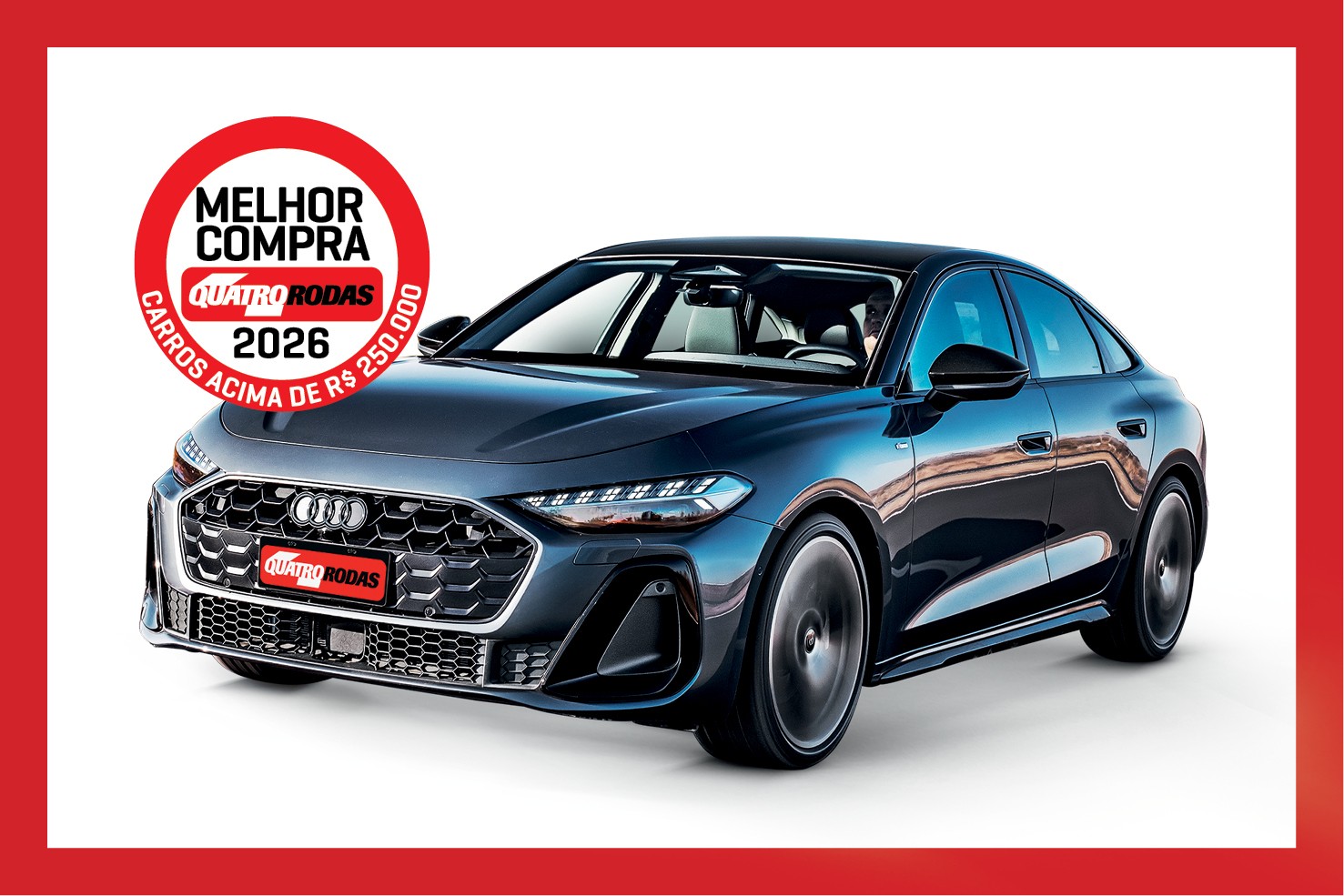 Carro Audi escuro, sedã, com rodas em movimento, em fundo branco. No canto superior esquerdo, um selo vermelho com texto Melhor Compra Quatro Rodas 2026 Carros Acima de R$ 250.000