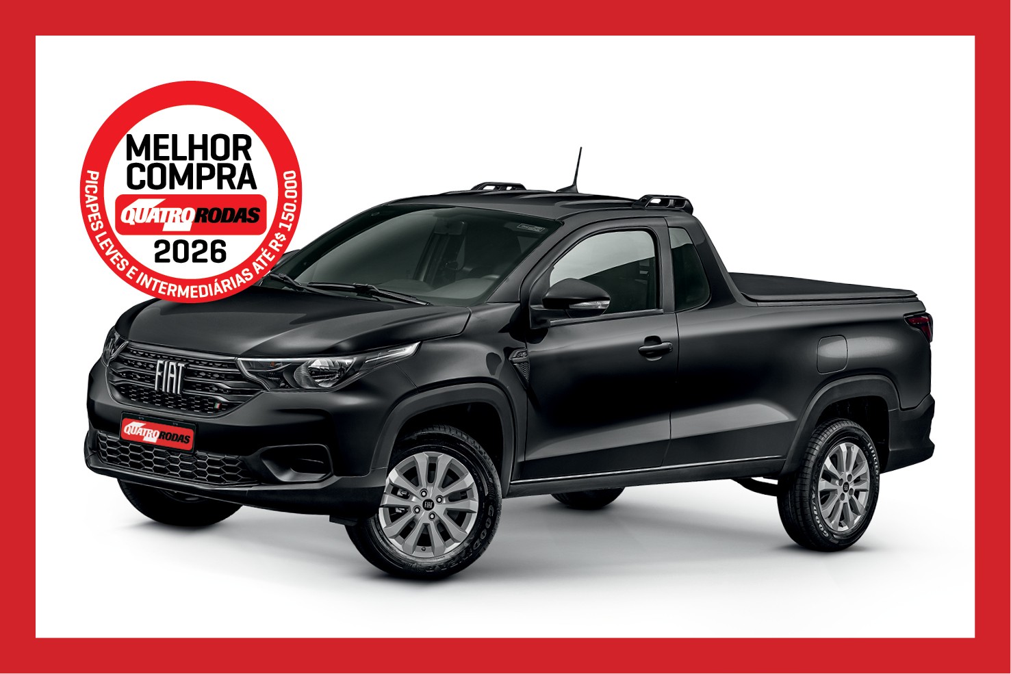 Picape Fiat Strada preta, com cabine estendida e caçamba coberta, vista de frente e lateralmente. No canto superior esquerdo, um selo vermelho e branco indica Melhor Compra Quatro Rodas 2026, para picapes leves e intermediárias até R$ 150.000