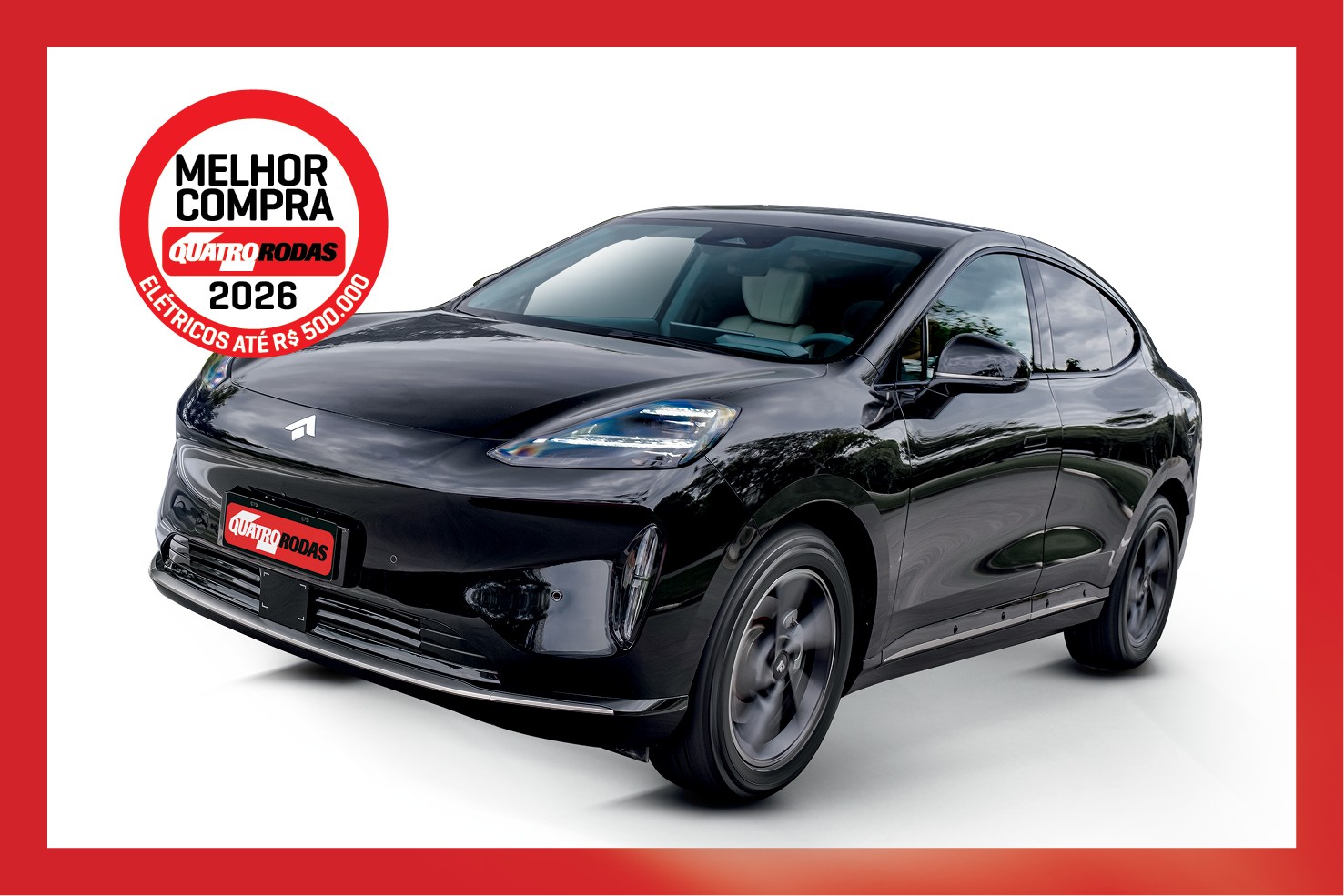 Carro elétrico preto brilhante em movimento, com selo vermelho MELHOR COMPRA QUATRO RODAS 2026 ELÉTRICOS ATÉ R$ 500.000 no canto superior esquerdo
