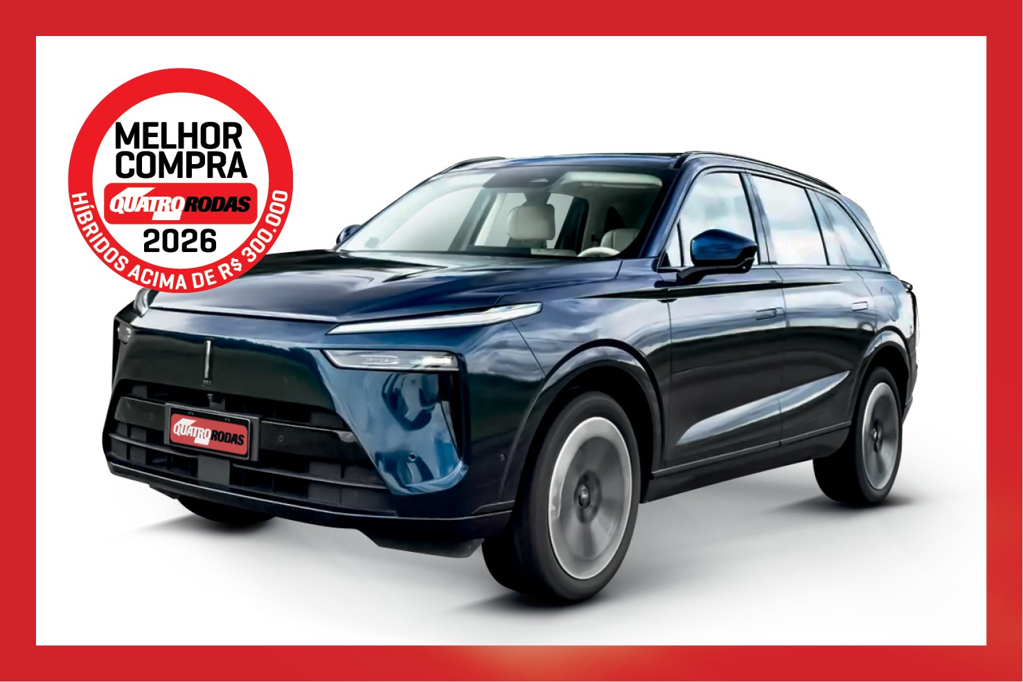 SUV azul-escuro moderno, com faróis finos e rodas prateadas, em fundo branco. Um selo vermelho no canto superior esquerdo indica Melhor Compra Quatro Rodas 2026 Híbridos Acima de R$ 300.000