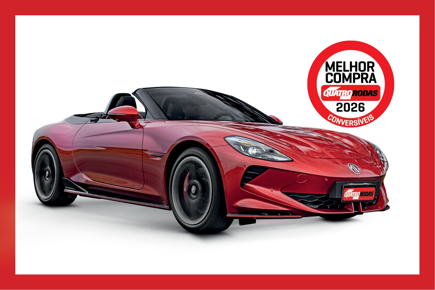 Carro esportivo conversível vermelho brilhante, com teto preto rebatido, rodas escuras e detalhes aerodinâmicos, em fundo branco. Um selo vermelho no canto superior direito indica Melhor Compra Quatro Rodas 2026 Conversíveis