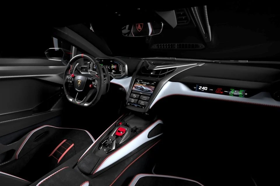 Interior de um carro esportivo Lamborghini, com volante multifuncional, painel digital e console central com tela sensível ao toque. Os assentos são pretos com detalhes em vermelho e branco, e o ambiente é escuro, destacando a iluminação dos displays