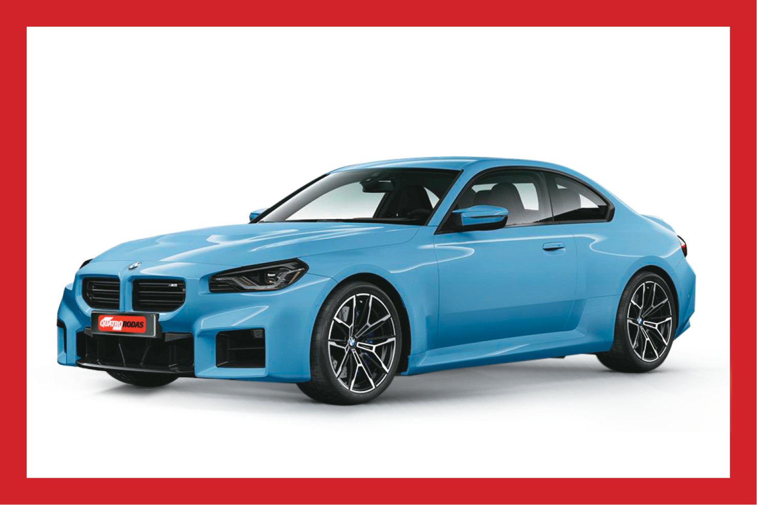 Carro esportivo azul claro, modelo cupê, com duas portas, visto de frente e lateral. Possui grade frontal preta, faróis escuros e rodas com detalhes pretos e prateados. O veículo está parado sobre um fundo branco