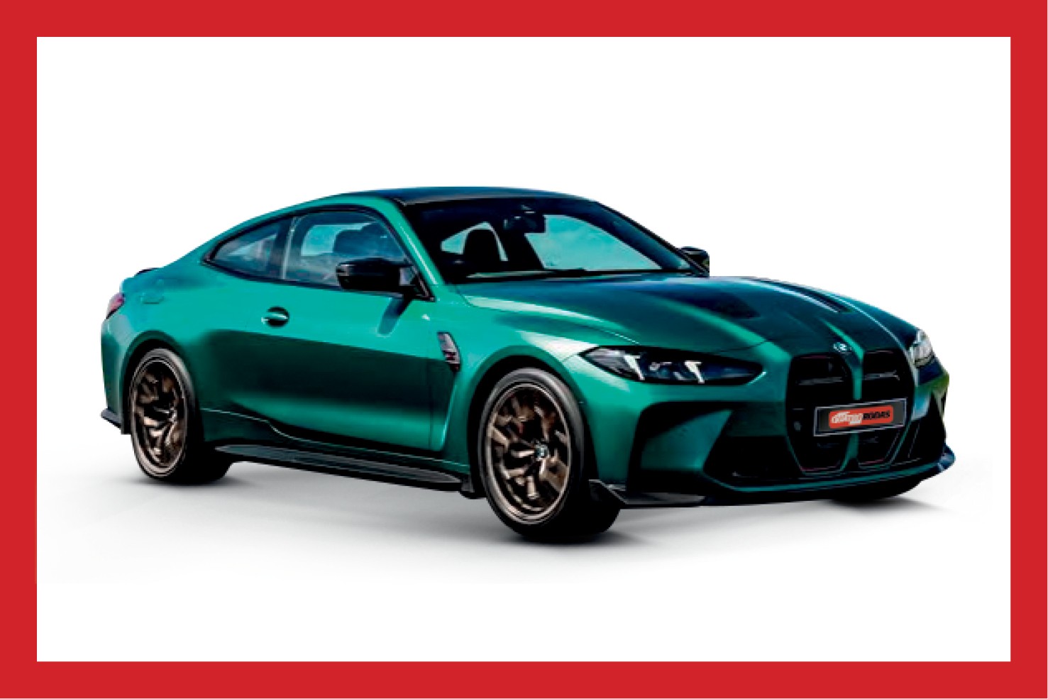 Carro esportivo BMW M4 Coupé verde-azulado metálico, visto de frente e lateralmente, com rodas escuras e detalhes pretos, em fundo branco
