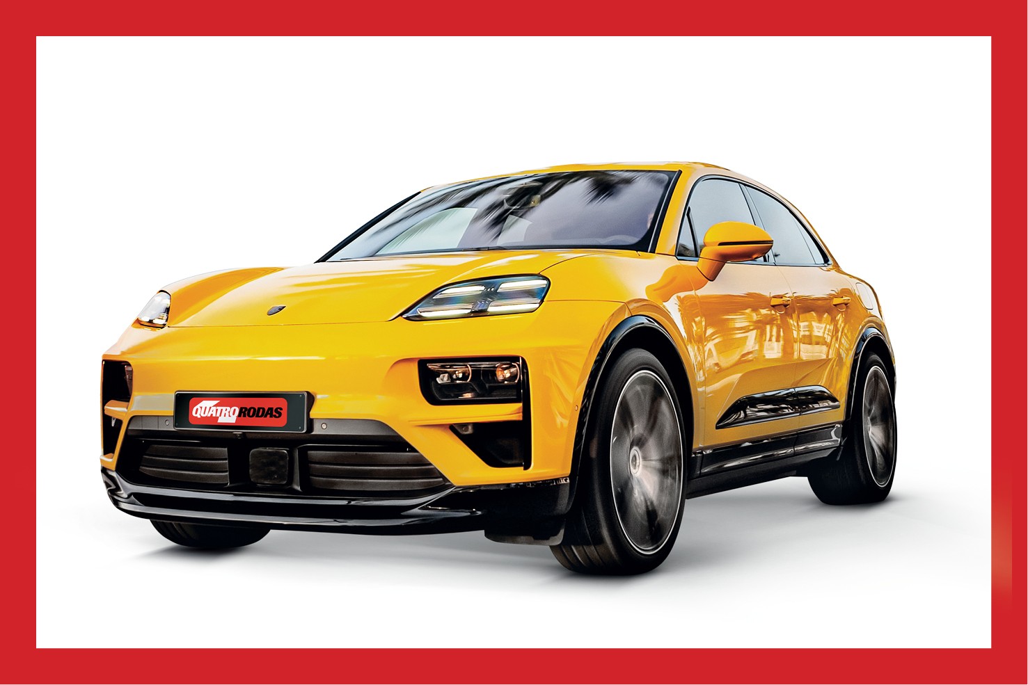 Carro esportivo amarelo brilhante, modelo SUV cupê, visto em ângulo frontal lateral, com rodas em movimento e placa QUATRO RODAS