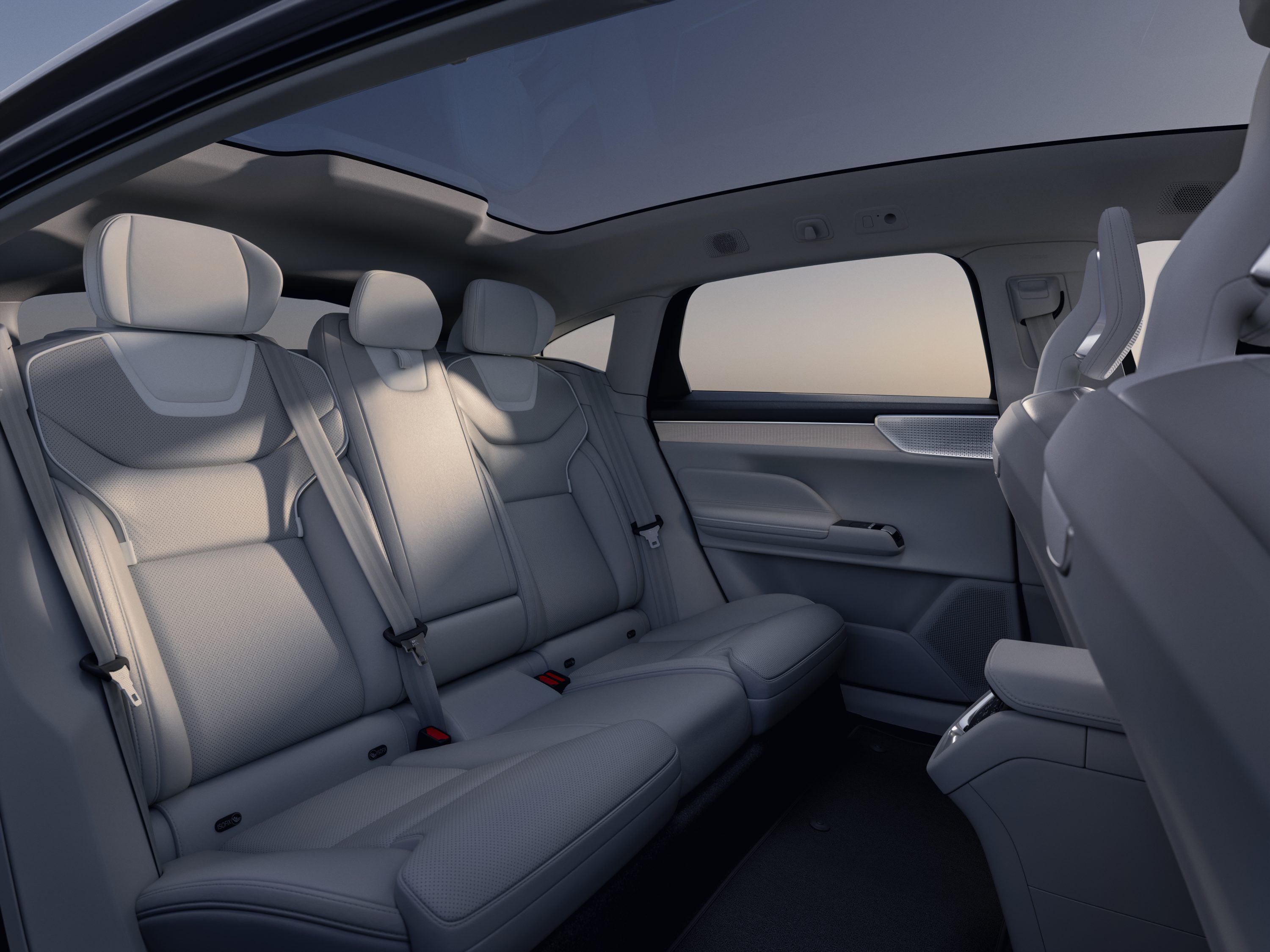 Interior de um carro moderno com bancos traseiros de couro cinza-claro, cintos de segurança visíveis e teto solar panorâmico. A luz do sol incide sobre os assentos, criando sombras. A janela lateral exibe um céu claro e horizonte distante
