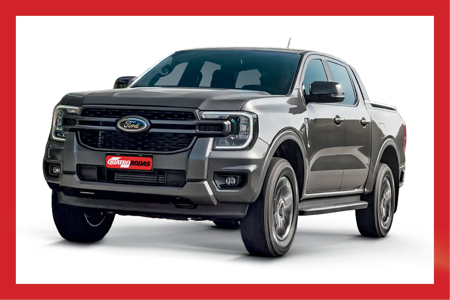 Picape Ford Ranger cinza escura, vista de frente e levemente de lado, com a grade preta e o logo Ford azul. A placa vermelha exibe QUATRO RODAS em branco. O veículo está em um fundo branco, emoldurado por uma borda vermelha