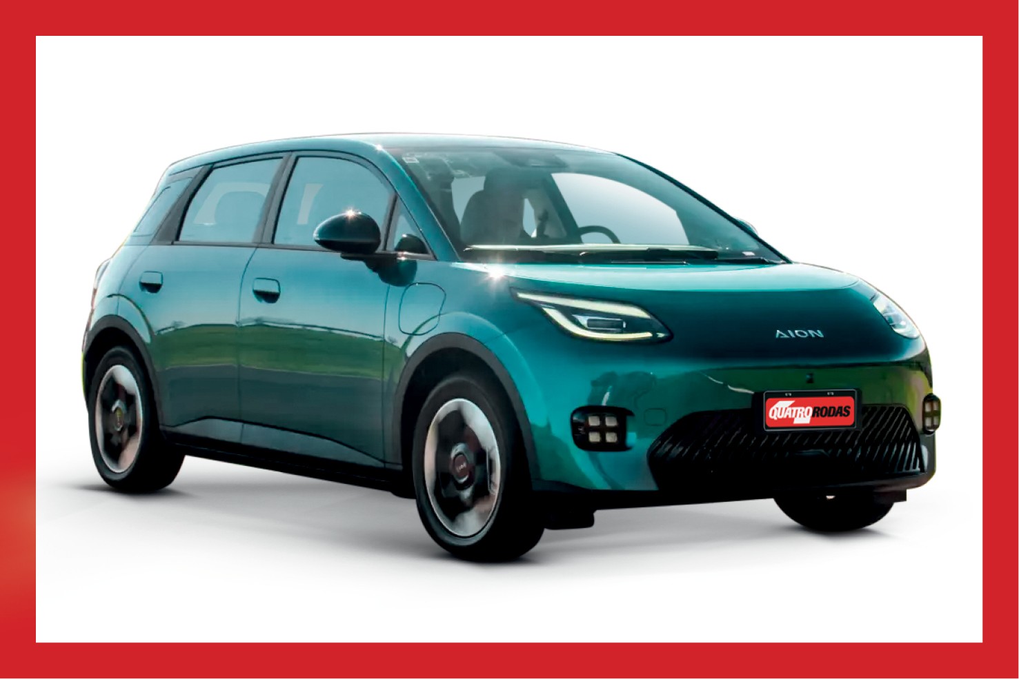 Carro elétrico Aion Y Plus verde-azulado, visto de frente e lateralmente, com faróis acesos e placa Quatro Rodas na frente, sobre fundo branco