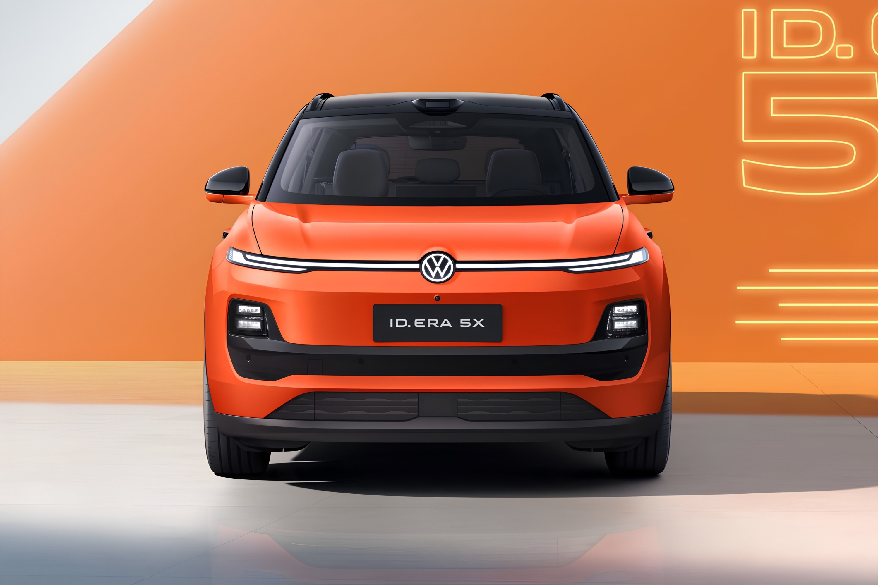 Carro elétrico Volkswagen ID.ERA SX laranja e preto, visto de frente, com faróis acesos e logotipo da marca no centro, sobre um fundo laranja com detalhes luminosos