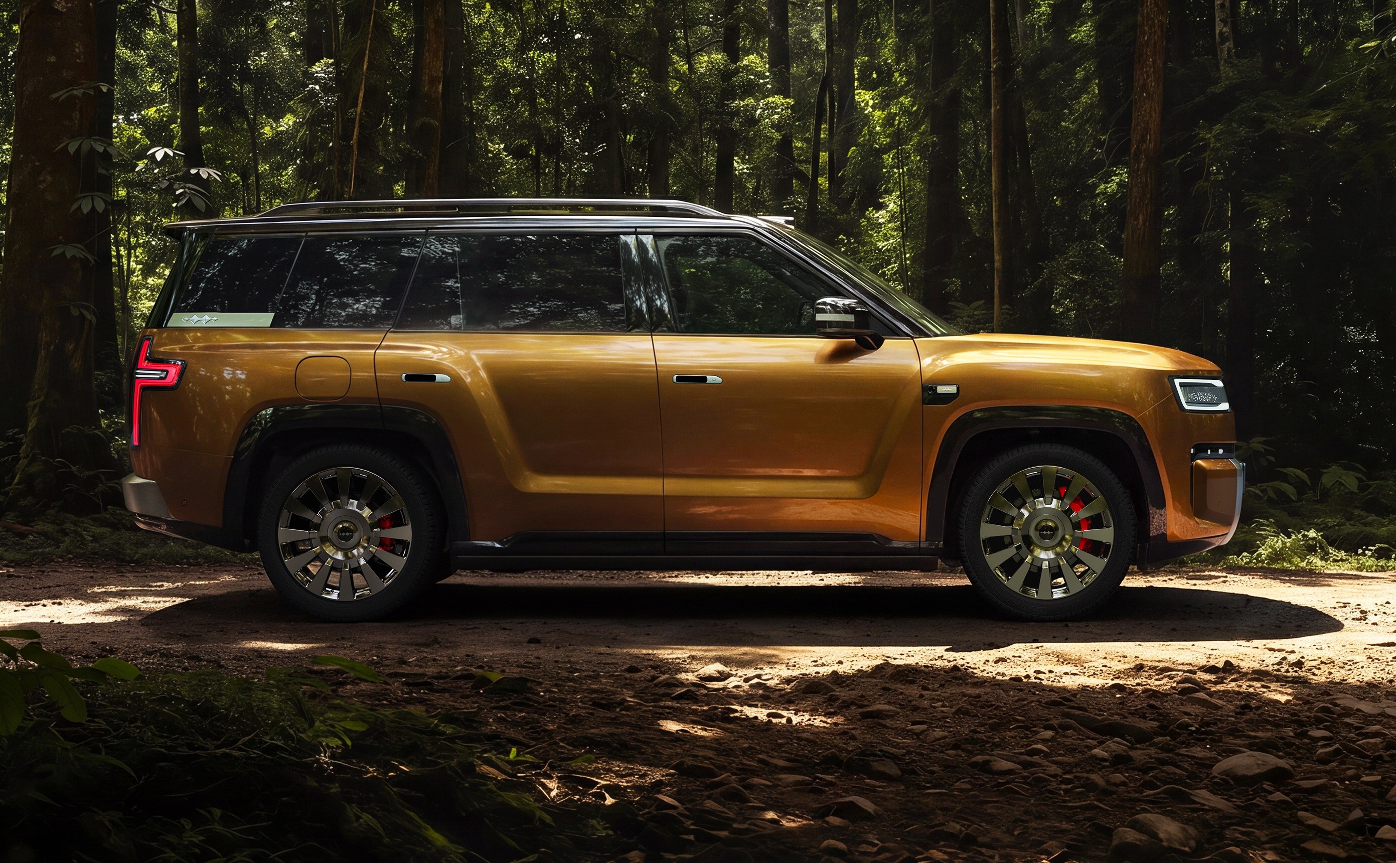 SUV laranja-bronze, com teto preto e rack de teto prateado, parado em uma estrada de terra sob a luz do sol, em meio a uma floresta densa com árvores altas e folhagem escura