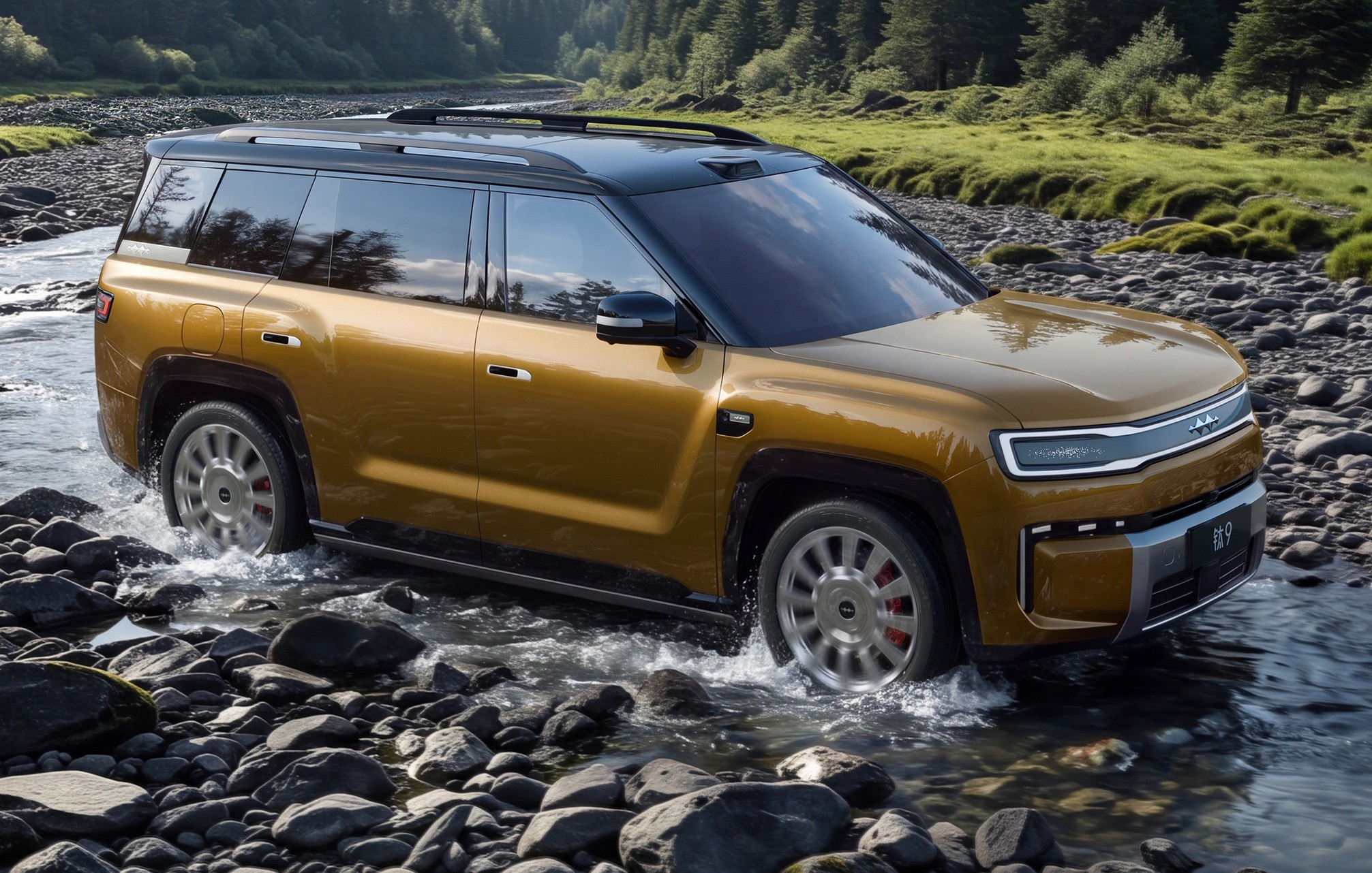 SUV dourado com teto preto atravessando um rio raso de pedras, com água espirrando nas rodas. Ao fundo, vegetação verde e árvores.
