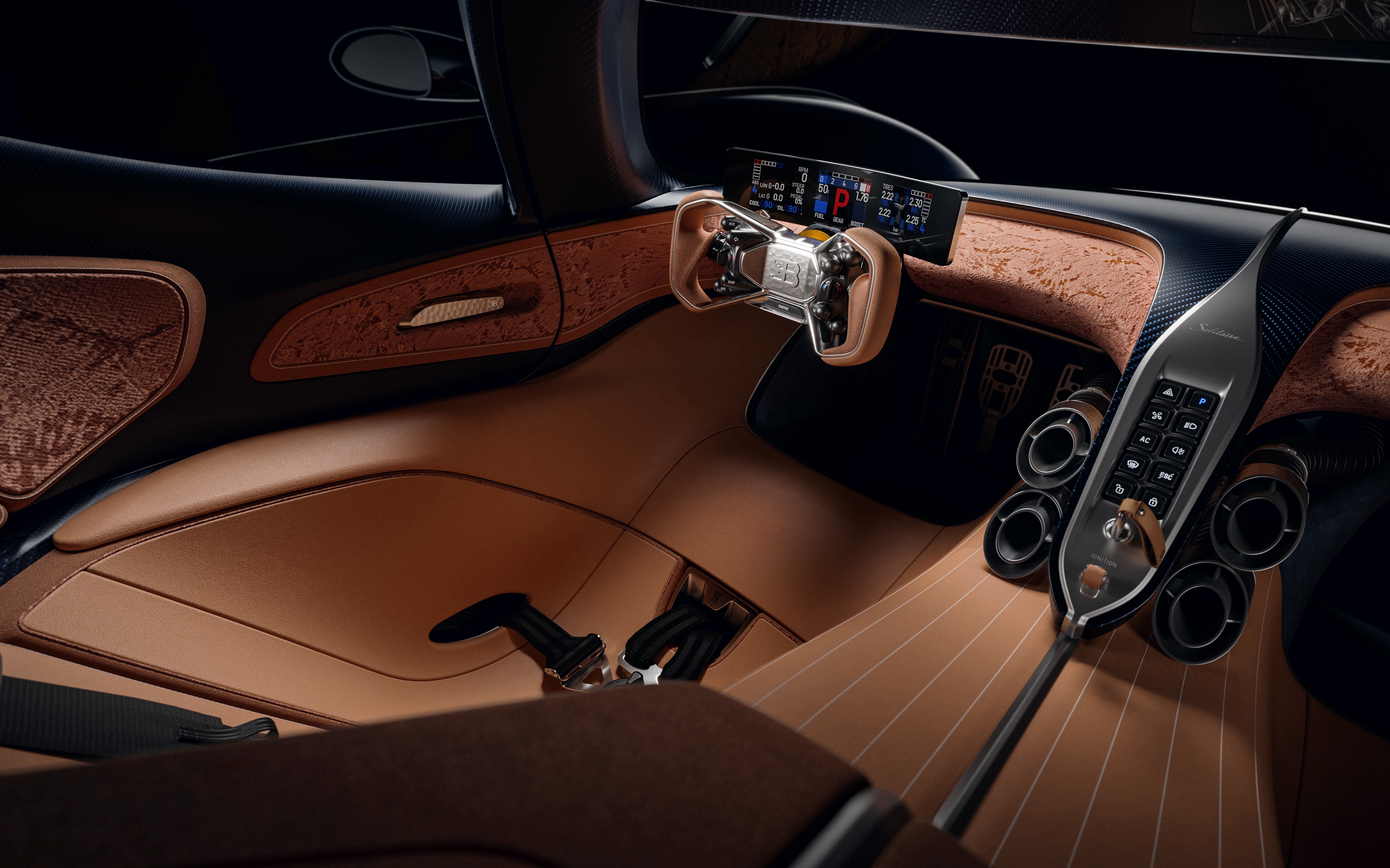 Interior de carro luxuoso com estofamento em couro marrom claro e detalhes em madeira texturizada. Volante pequeno e retangular, painel digital com informações coloridas e console central com teclado numérico e botões.