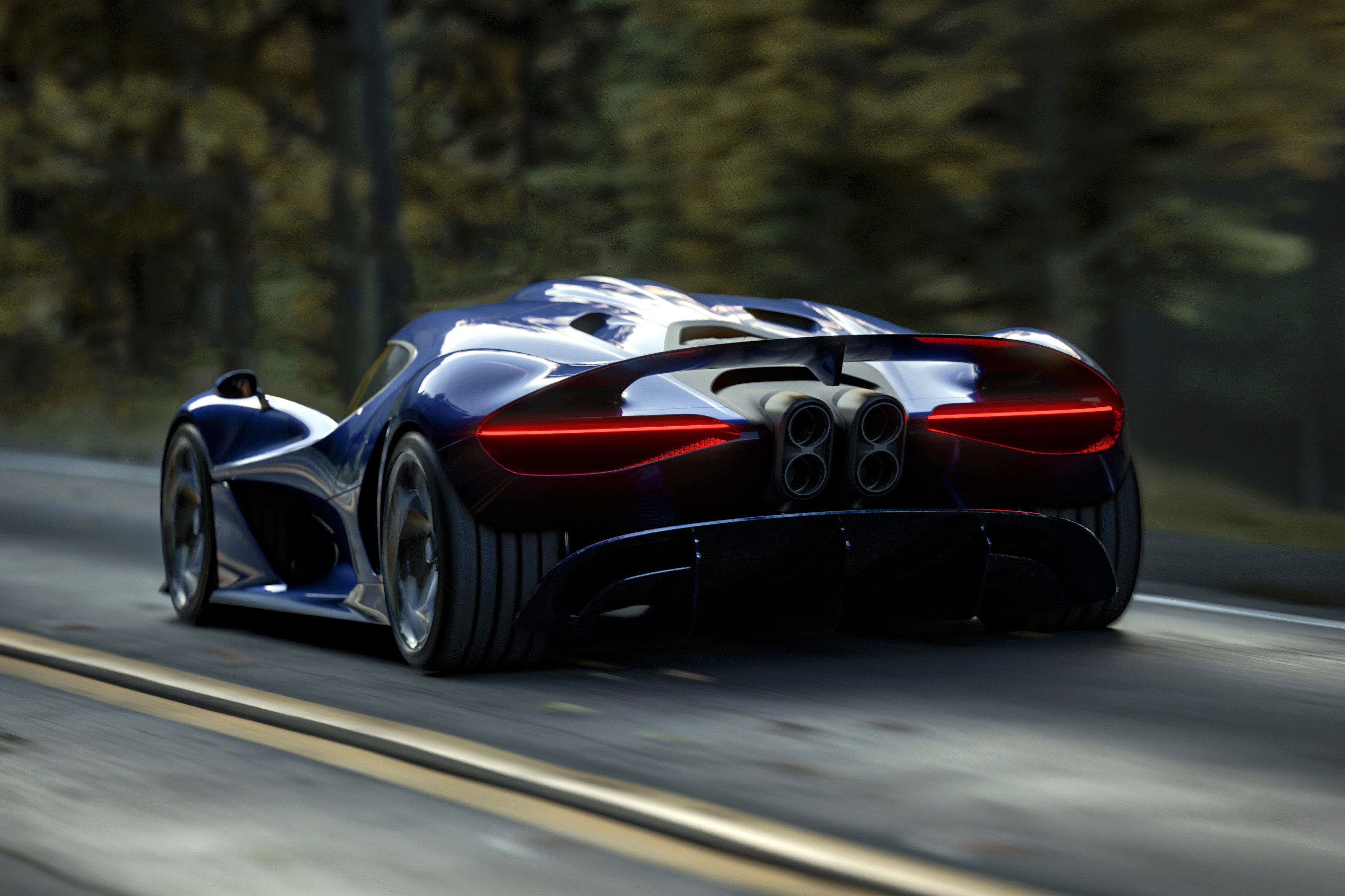 Carro esportivo azul escuro com design futurista, visto por tr&aacute;s, em movimento r&aacute;pido numa estrada com &aacute;rvores desfocadas ao fundo. As lanternas traseiras vermelhas est&atilde;o acesas e quatro sa&iacute;das de escapamento redondas s&atilde;o vis&iacute;veis