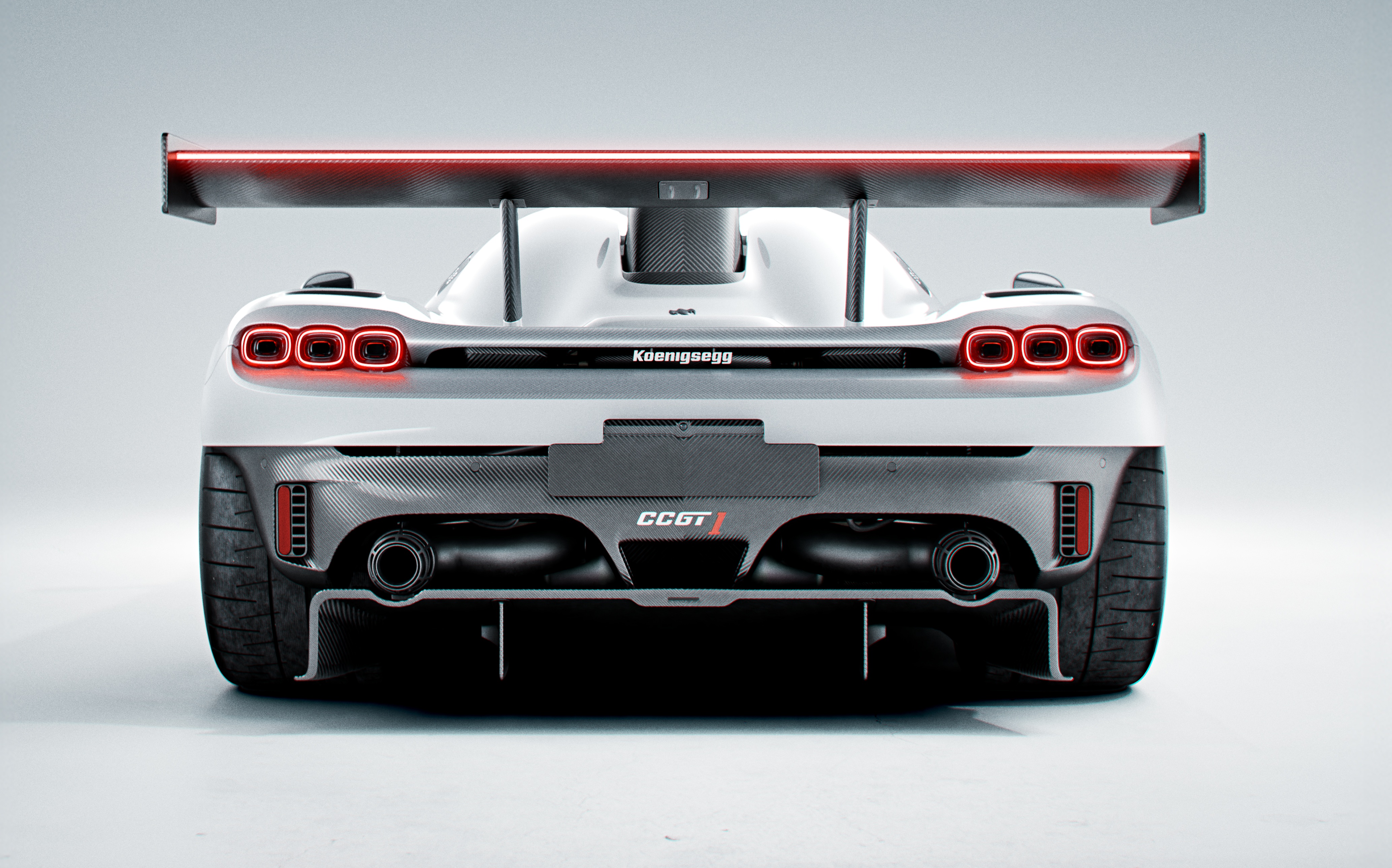 Traseira de um carro esportivo Koenigsegg CCGT branco, com aerofólio e luzes de freio vermelhas acesas, escapamentos duplos e pneus largos, em fundo claro