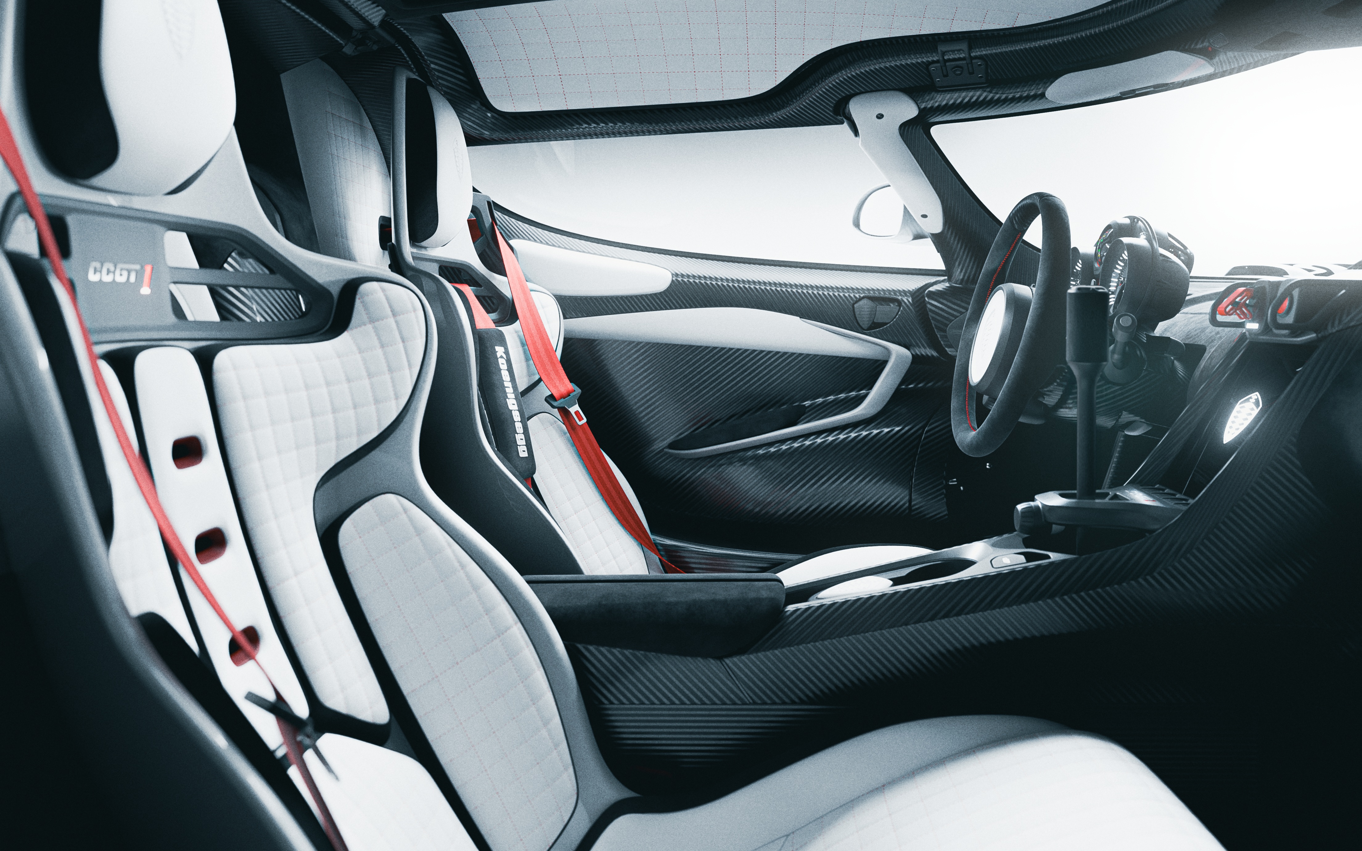 Interior de carro esportivo com bancos de corrida brancos e cinzas, cinto de segurança vermelho, volante e painel escuros com detalhes em fibra de carbono