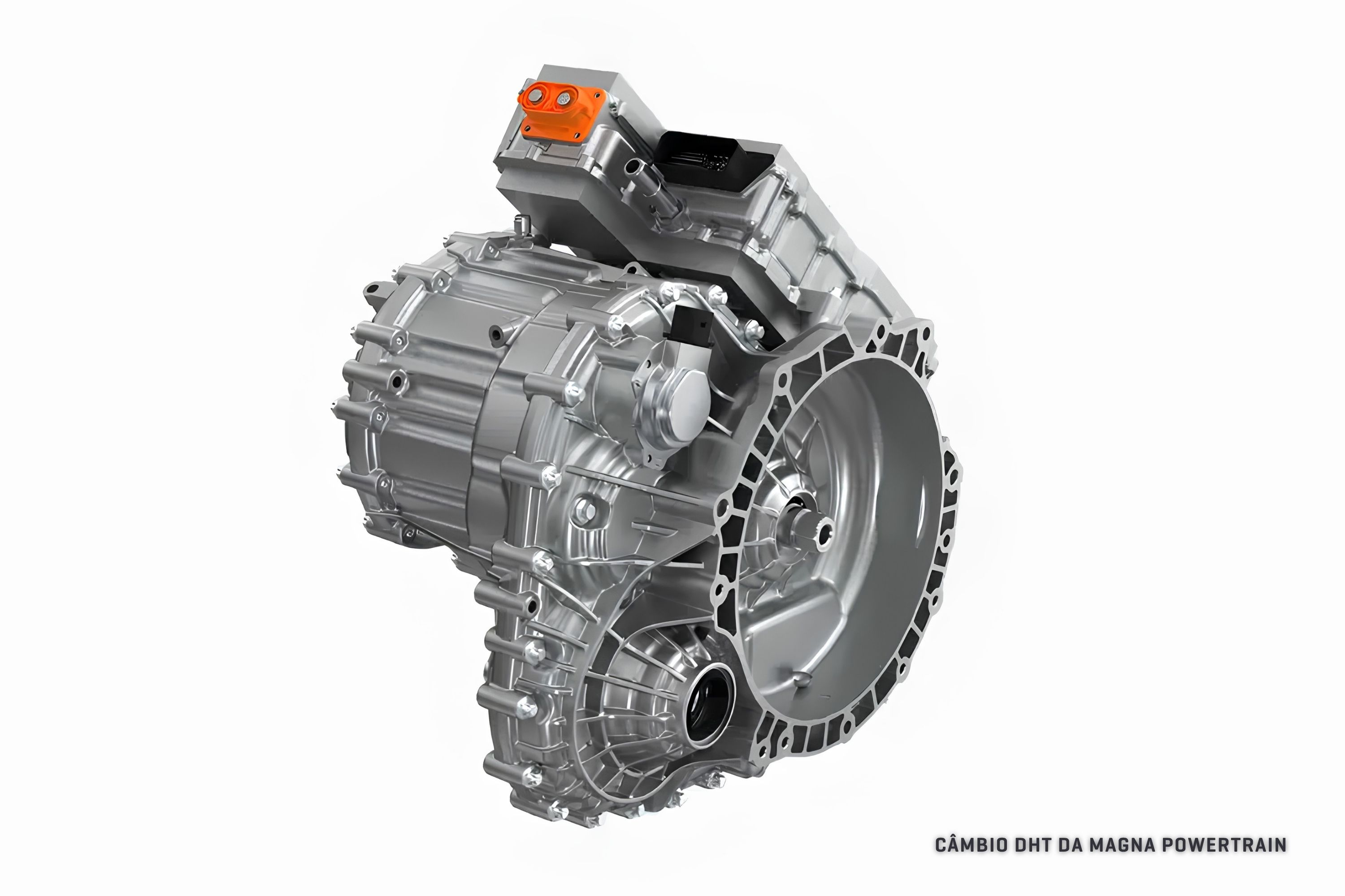 Câmbio DHT da Magna Powertrain, uma peça automotiva complexa de metal prateado com detalhes em laranja e preto, em fundo branco