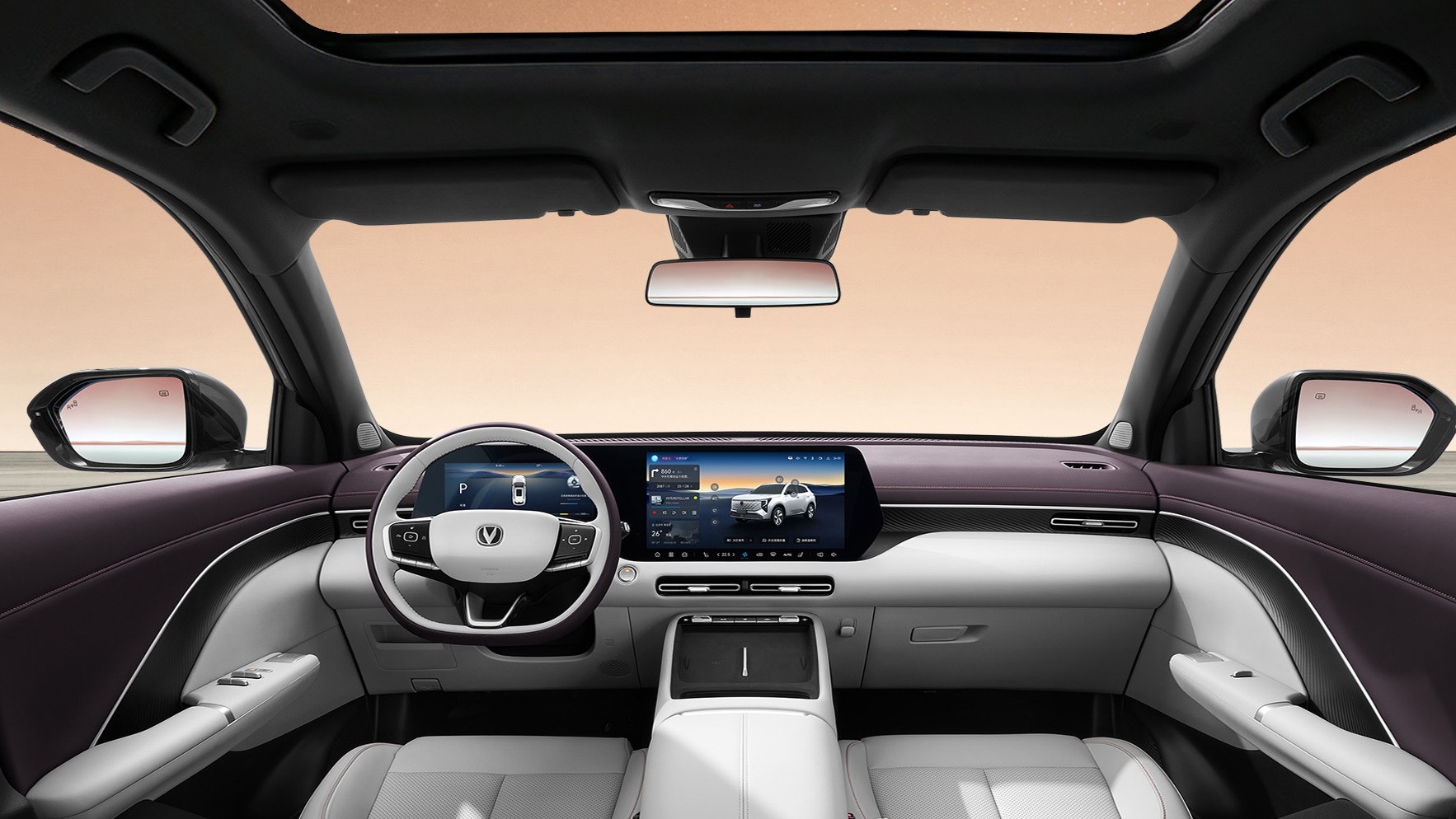 Interior de um carro moderno com painel cinza claro e detalhes em roxo escuro. O volante é branco e cinza, e há duas telas digitais: uma atrás do volante e outra central, exibindo um carro branco e informações de mídia. O teto solar está aberto, e o espelho retrovisor central e os laterais são visíveis. O céu claro e alaranjado é visto pelas janelas