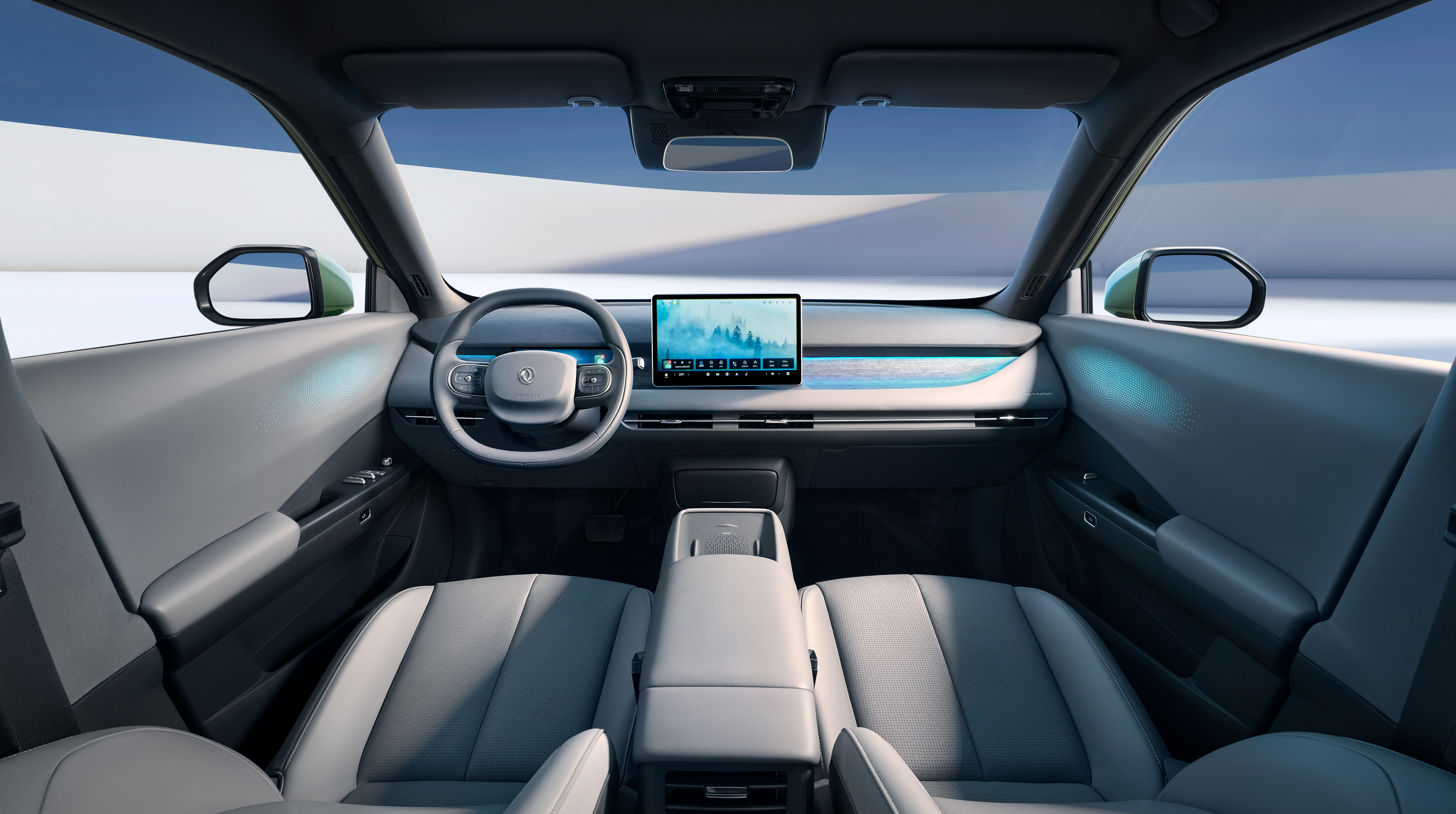 Interior de um carro moderno, com bancos cinza-claros e painel escuro. Um volante minimalista e uma tela central exibem uma paisagem de montanhas nevadas. Detalhes em azul-claro iluminam o painel e as portas, criando uma atmosfera futurista. O exterior visível pelas janelas é um cenário branco e azul, sugerindo um ambiente de estúdio ou neve