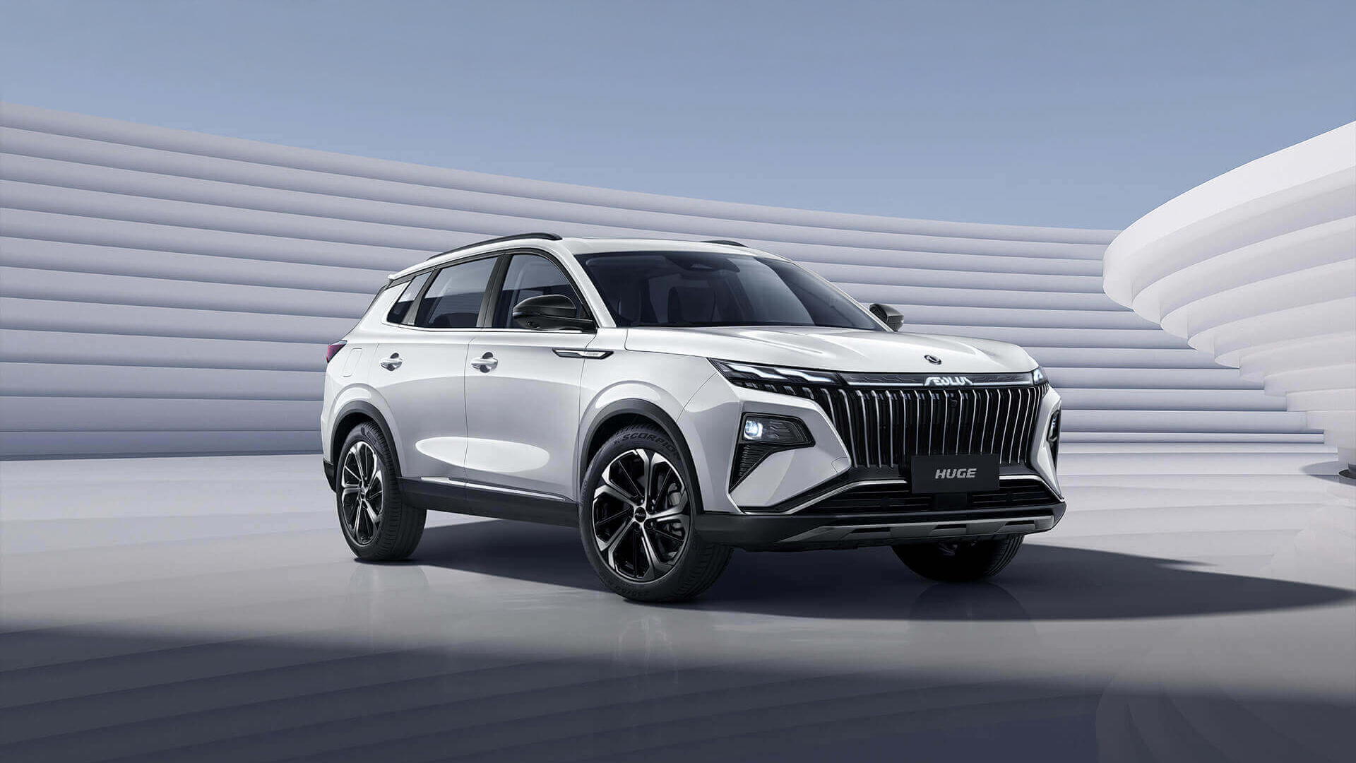SUV branco moderno, modelo Avatr Huge, estacionado em um ambiente minimalista com paredes brancas onduladas e céu azul claro