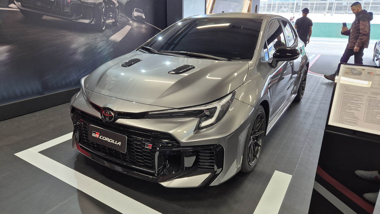 Toyota GR Corolla é apresentado no Brasil com nova dianteira e mais torque