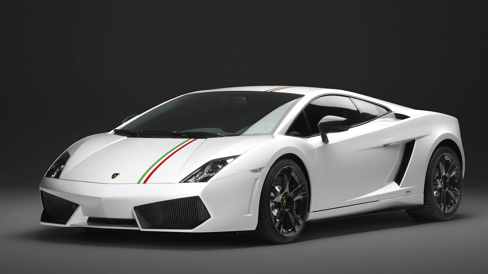 Carro esportivo Lamborghini Gallardo branco com faixas verde, branca e vermelha no capô e teto, rodas pretas, em fundo cinza escuro