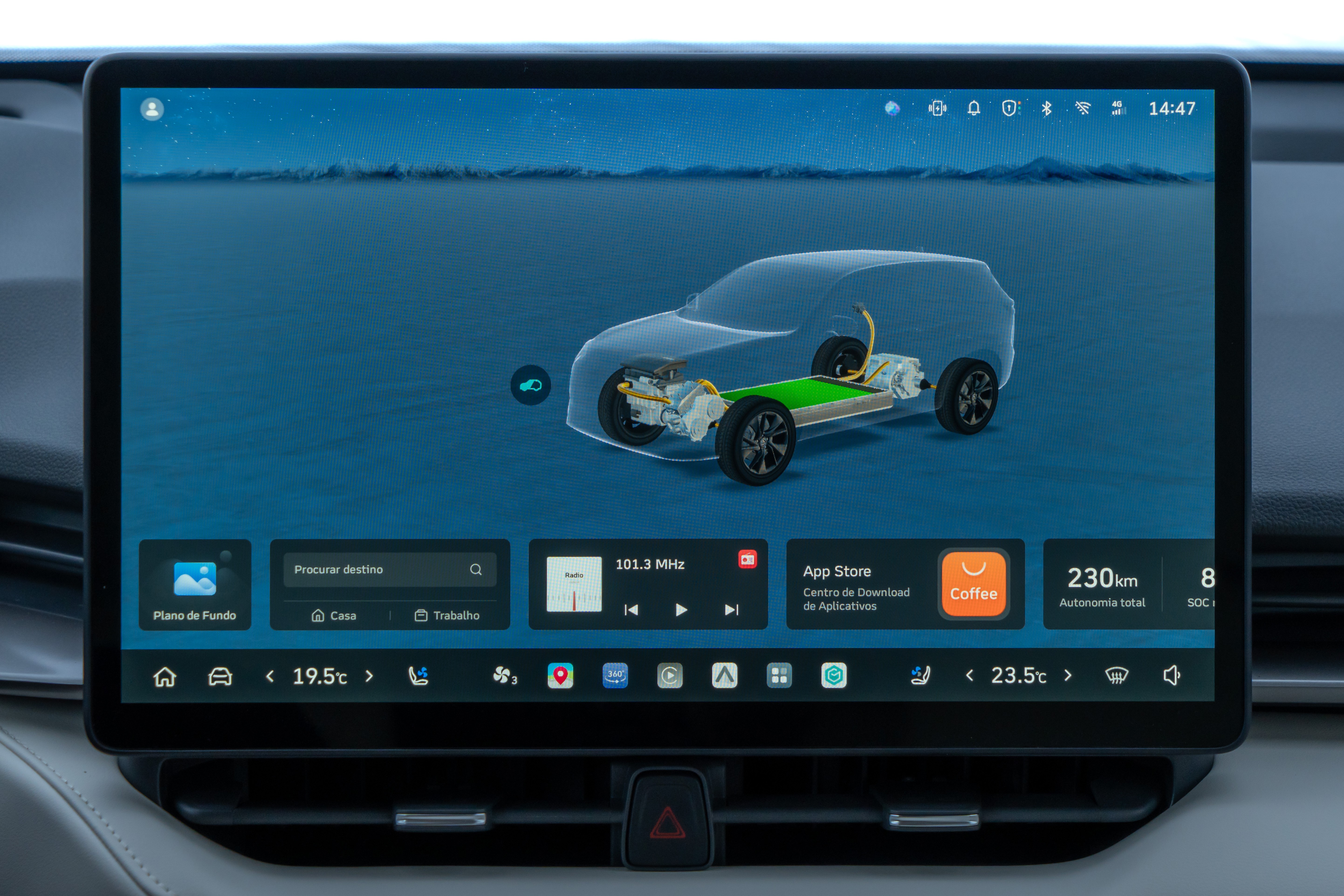 Tela multimídia de carro exibindo um veículo elétrico transparente com bateria verde e motor visíveis, sobre um fundo azul. Na parte inferior, ícones de navegação, rádio, loja de aplicativos e autonomia de 230 km