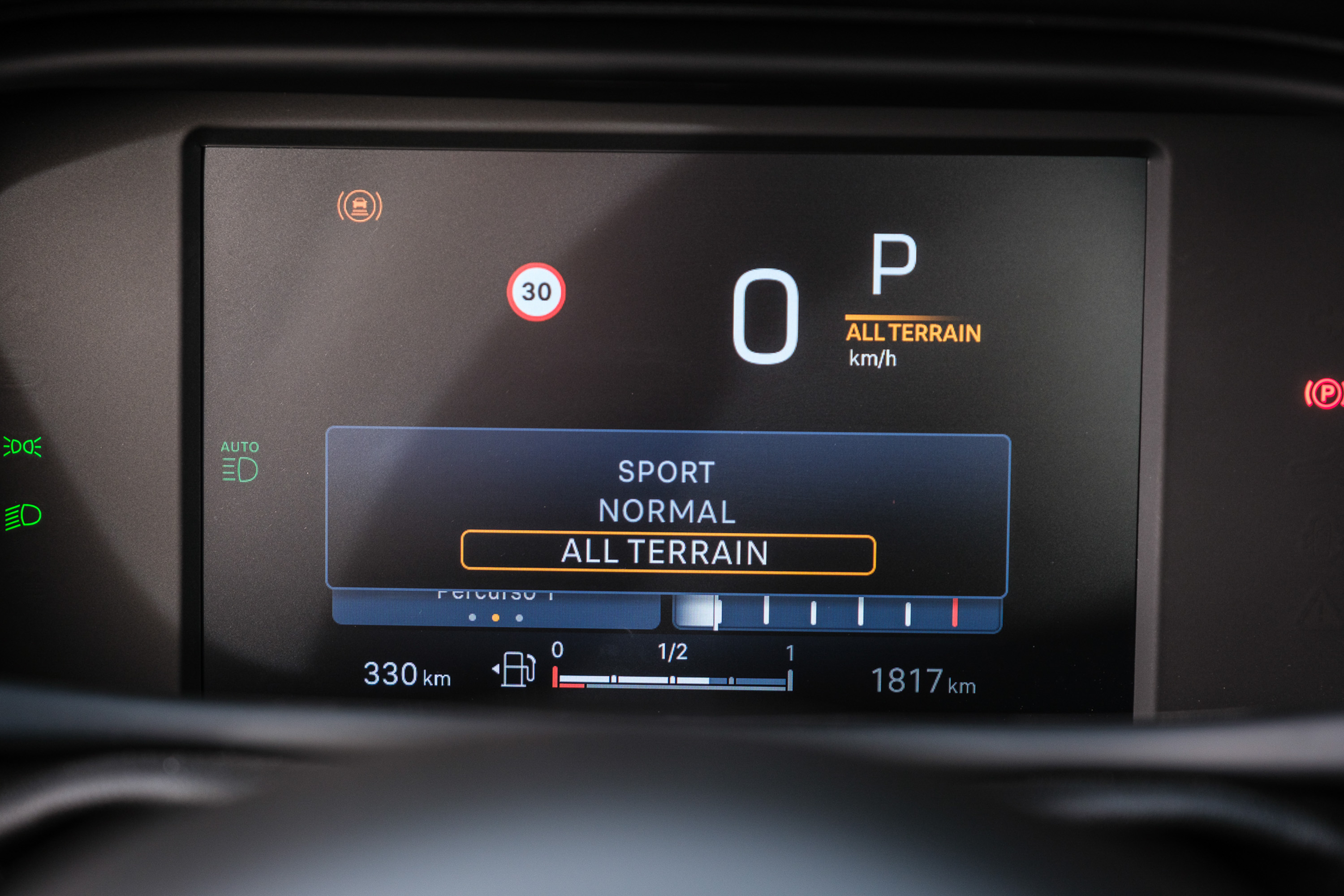 Painel digital de carro com modo ALL TERRAIN selecionado, velocidade 0 km/h, marcha P, limite de 30 km/h, faróis automáticos acesos, autonomia de 330 km e hodômetro de 1817 km