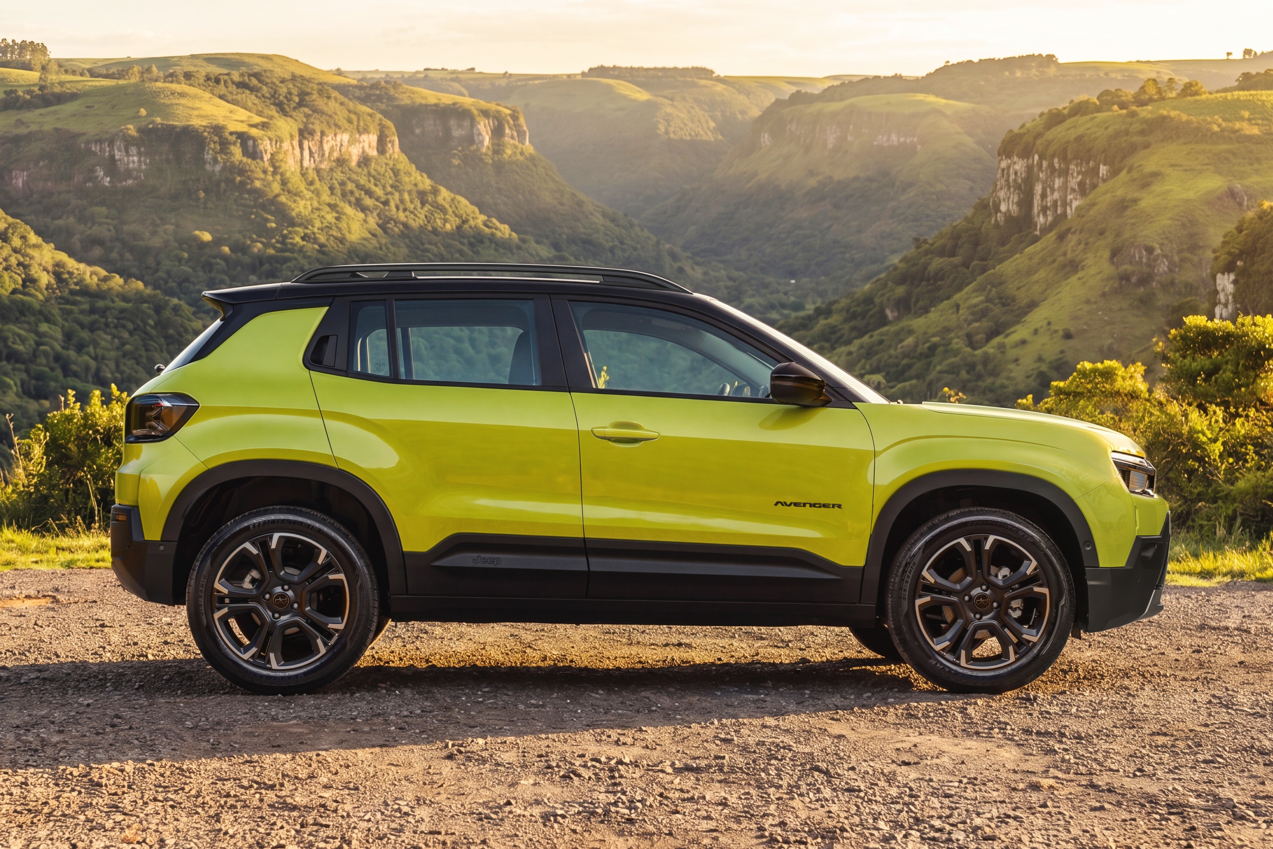 SUV Jeep Avenger amarelo-limão com teto preto, estacionado de perfil em estrada de terra, com montanhas verdes e céu claro ao fundo