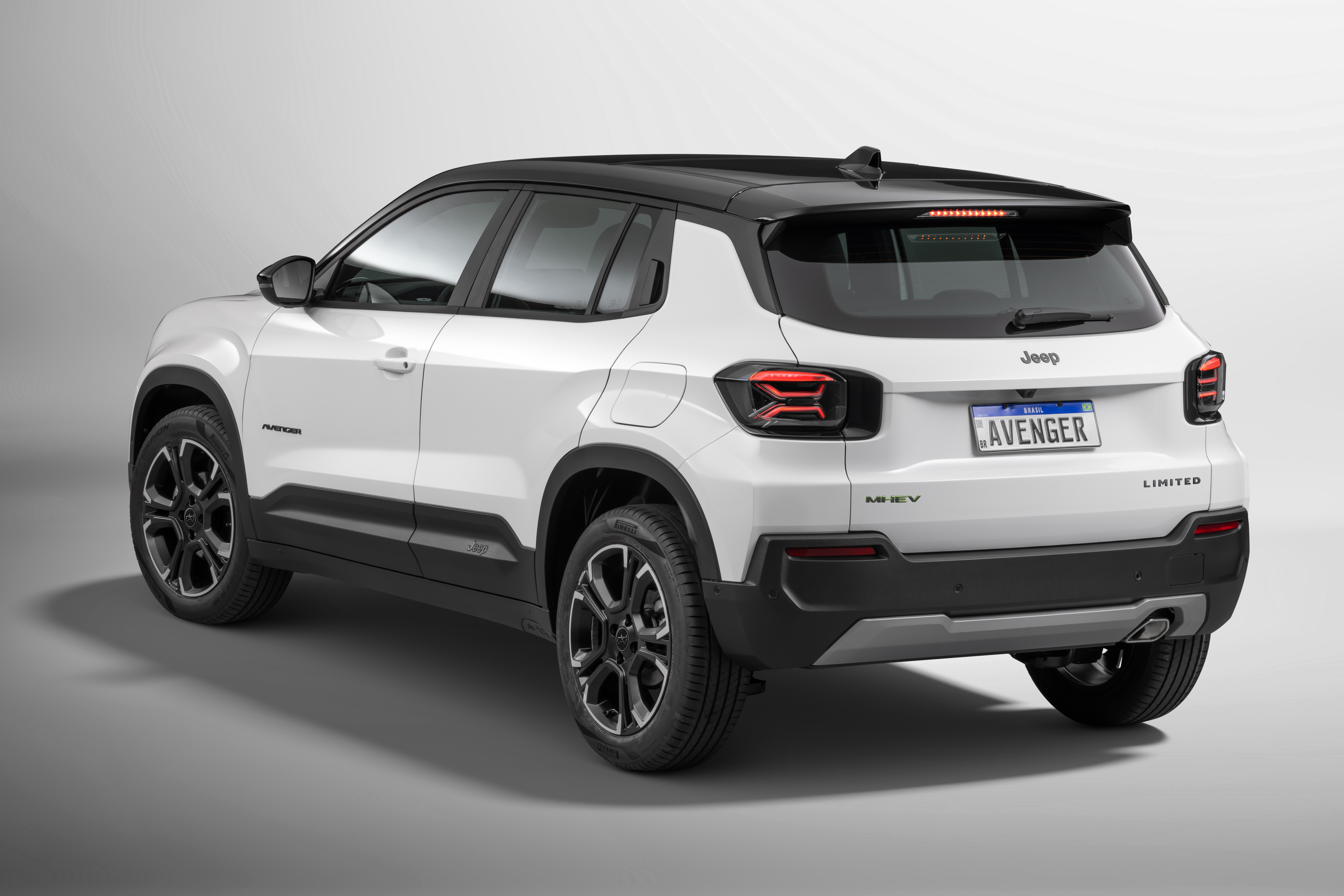SUV Jeep Avenger branco com teto preto, visto de traseira e lateral, sobre fundo cinza claro. A placa exibe AVENGER