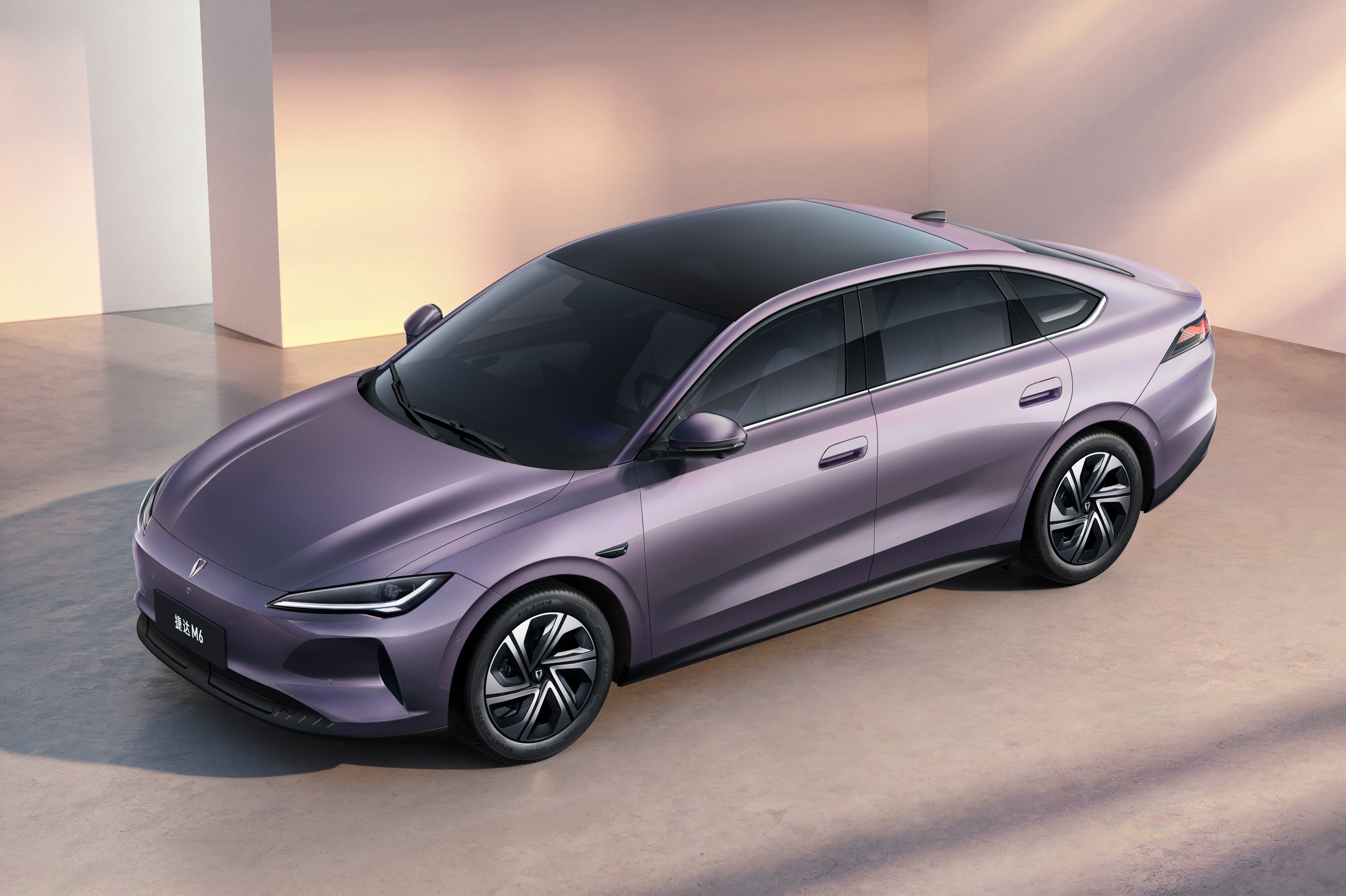 Carro sedan elétrico roxo com teto preto brilhante, rodas escuras e design moderno, estacionado em um ambiente minimalista com paredes claras e iluminação suave