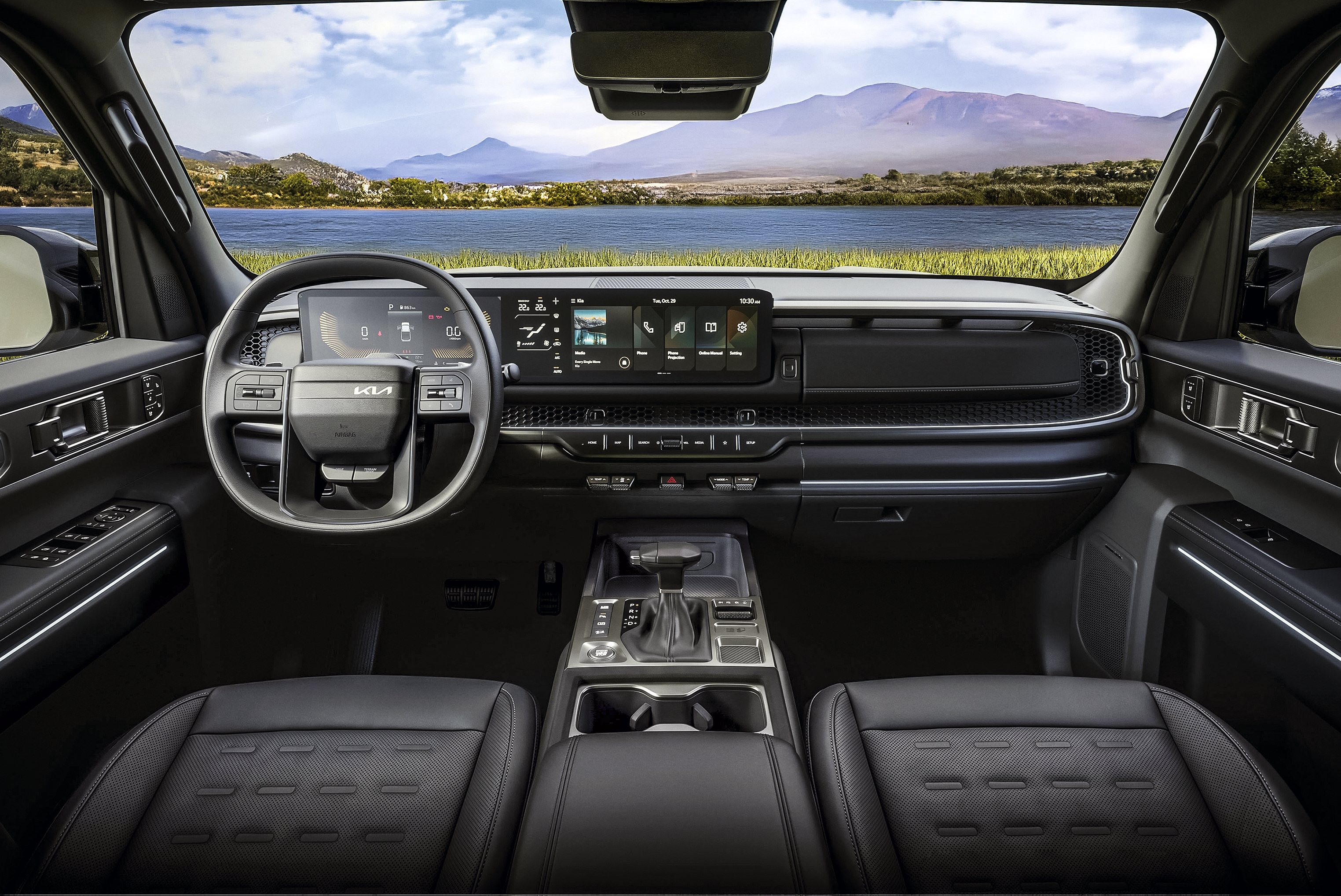 Interior de um carro moderno com bancos de couro pretos, volante multifuncional e painel digital. Ao fundo, uma paisagem com lago, montanhas e céu azul com nuvens.