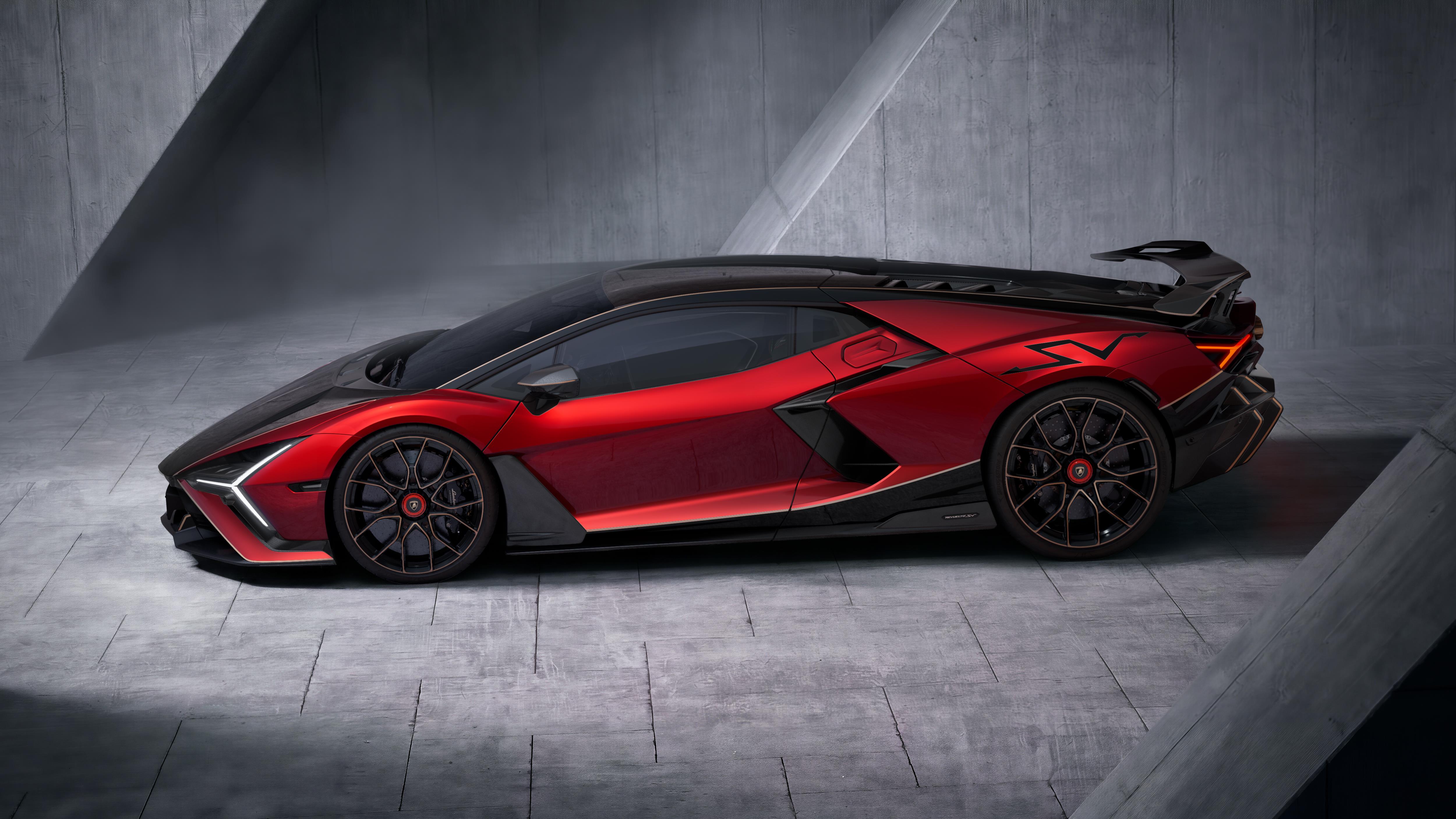 Carro esportivo Lamborghini vermelho e preto, com design futurista e aerodinâmico, estacionado em um ambiente cinza de concreto com iluminação dramática
