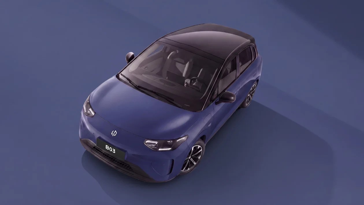 Carro elétrico azul escuro com teto preto, visto de cima, em um fundo azul liso. O modelo B03 está escrito na placa frontal