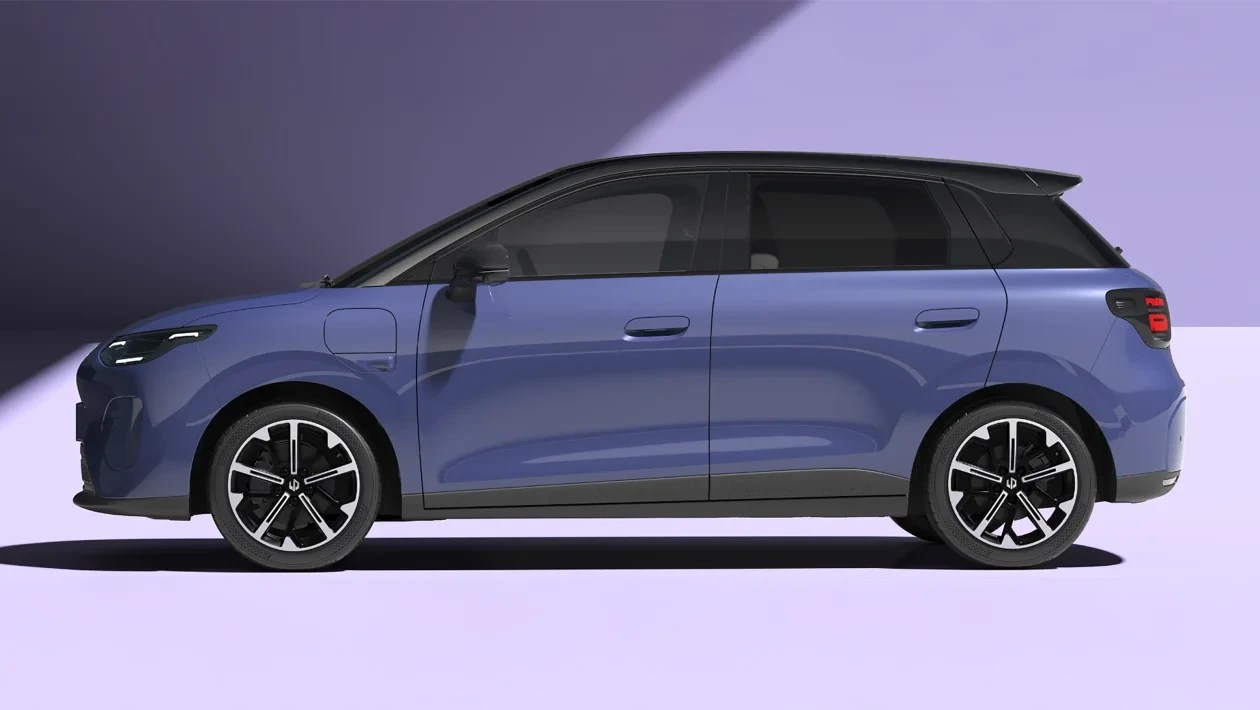 Carro elétrico azul-claro com teto preto, visto de perfil, parado em um fundo roxo. O veículo tem rodas pretas com detalhes prateados e a porta de carregamento está visível no para-lama dianteiro.