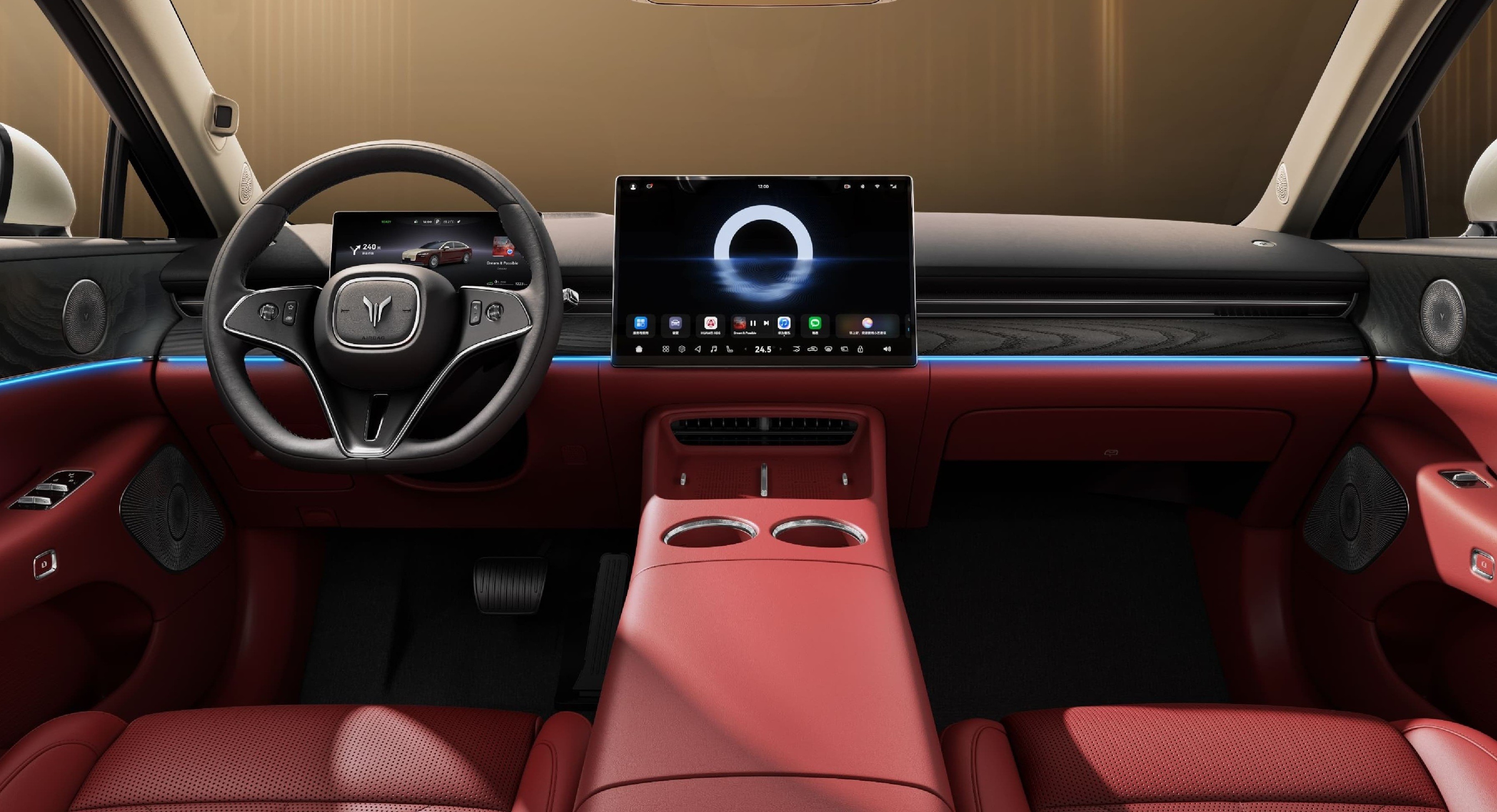 Interior de carro moderno com bancos e console central em couro vermelho, painel escuro com iluminação ambiente azul, volante multifuncional e duas telas digitais exibindo informações e aplicativos