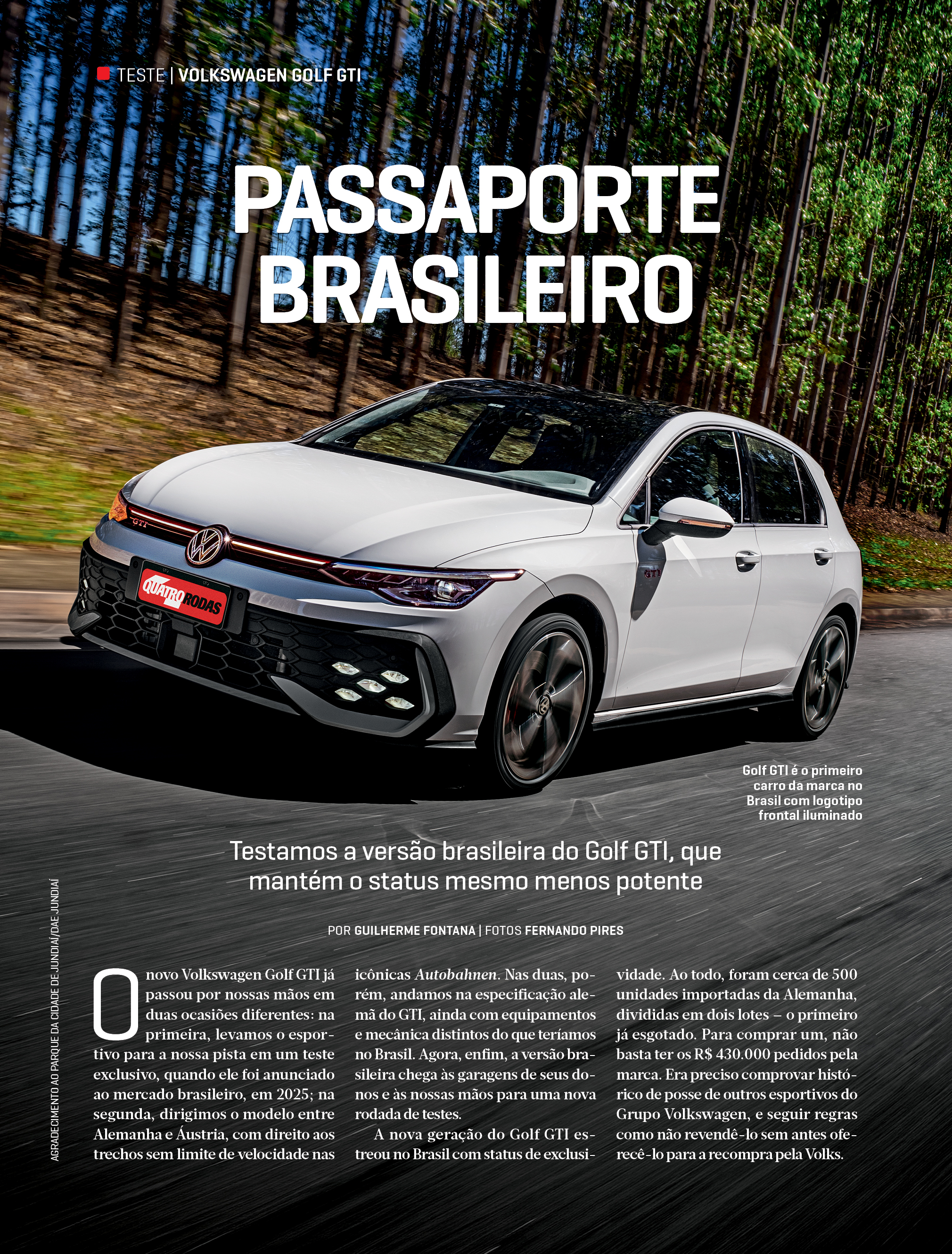 Um Volkswagen Golf GTI branco, com teto preto e rodas escuras, em movimento numa estrada ladeada por árvores altas e finas. O carro tem o logotipo frontal iluminado e uma placa vermelha Quatro Rodas no para-choque. O título PASSAPORTE BRASILEIRO está em destaque na parte superior da imagem.