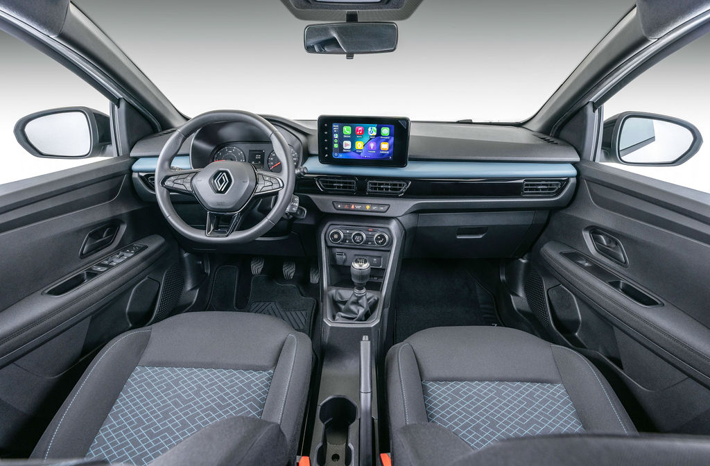 Interior de um carro com bancos cinza escuro e padrão geométrico azul, volante com logo Renault, painel preto e azul claro, tela multimídia central com ícones de aplicativos, câmbio manual e espelhos retrovisores visíveis