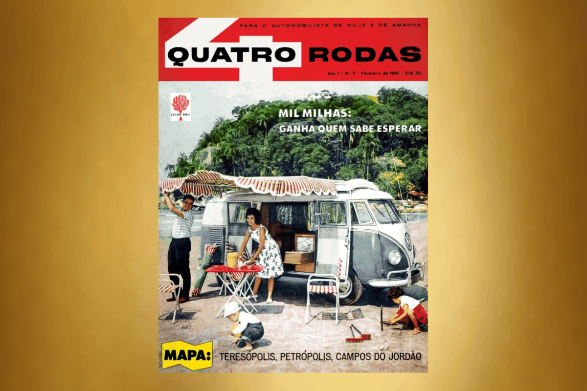 Capa da revista Quatro Rodas, fevereiro de 1961, com uma família acampando ao lado de uma Kombi. Um homem sorridente segura um toldo listrado, uma mulher de vestido floral arruma a mesa, e duas crianças brincam no chão. Ao fundo, vegetação exuberante. Títulos: MIL MILHAS: GANHA QUEM SABE ESPERAR e MAPA: TERESÓPOLIS, PETRÓPOLIS, CAMPOS DO JORDÃO