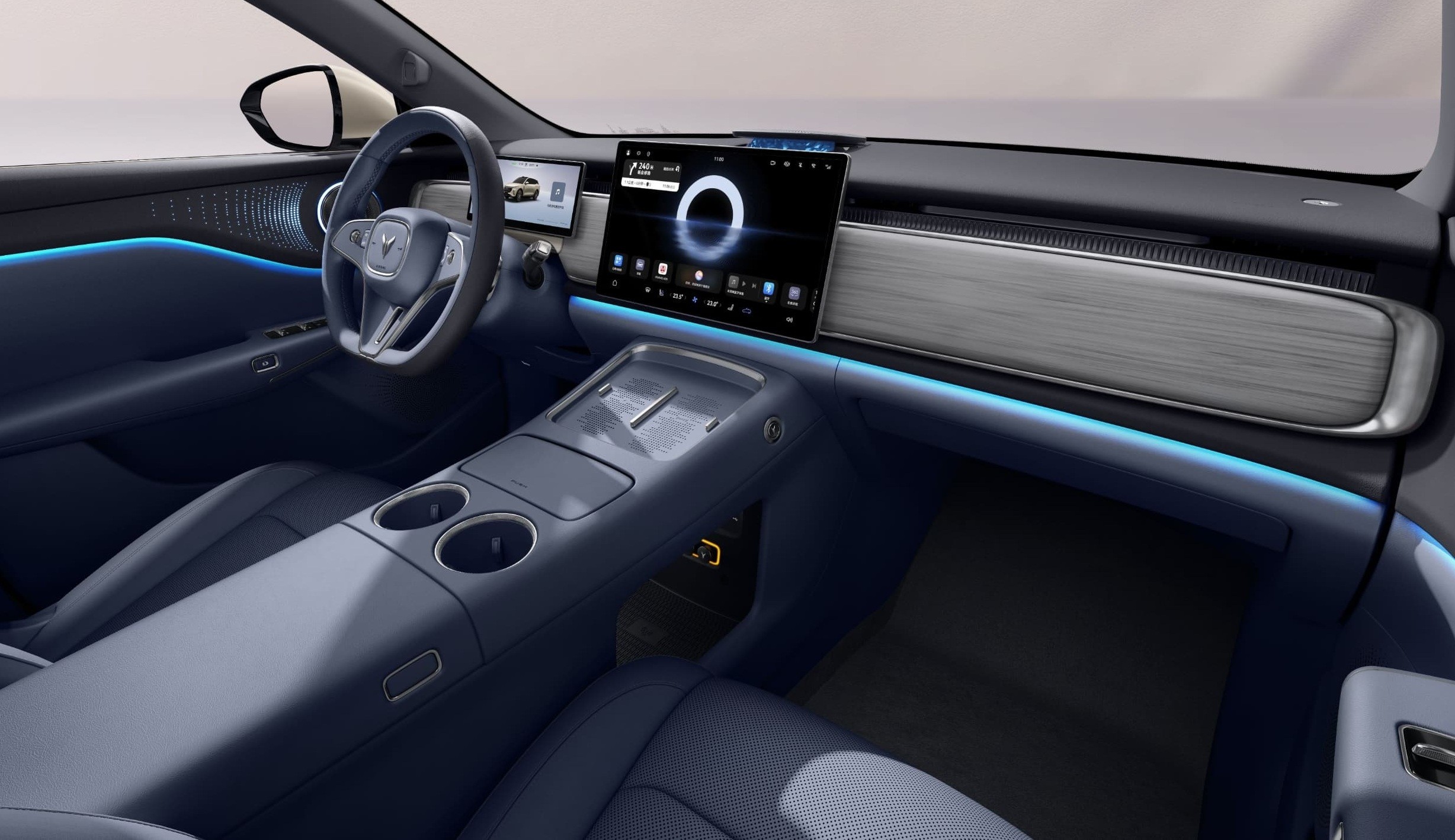 Interior de carro moderno com bancos e console central em azul-marinho, volante escuro e tela multimídia grande no painel. Detalhes em madeira clara e iluminação ambiente azul neon atravessam o painel e as portas, criando um design futurista